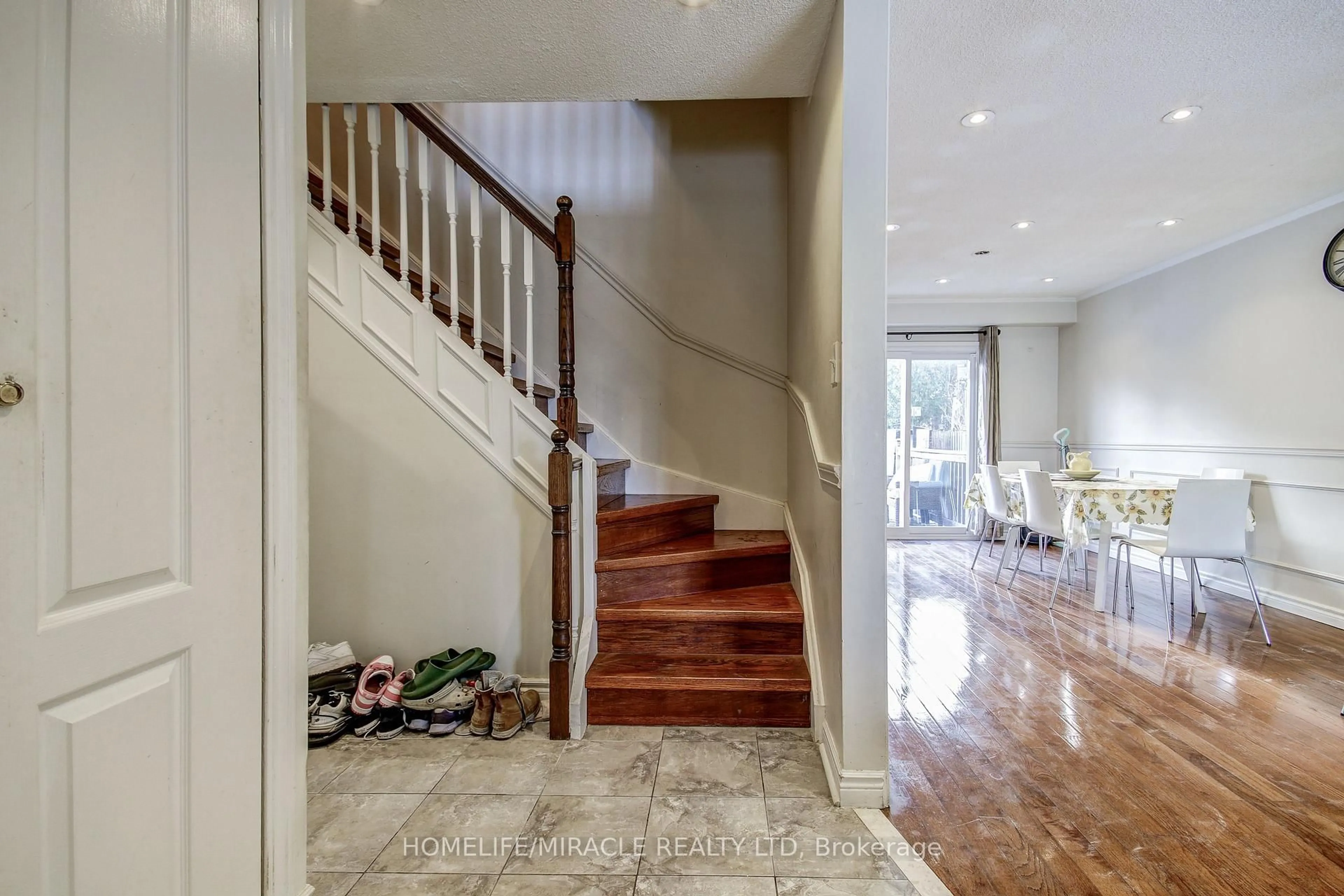 Indoor foyer for 3124 Patrick Cres, Mississauga Ontario L5N 3G5