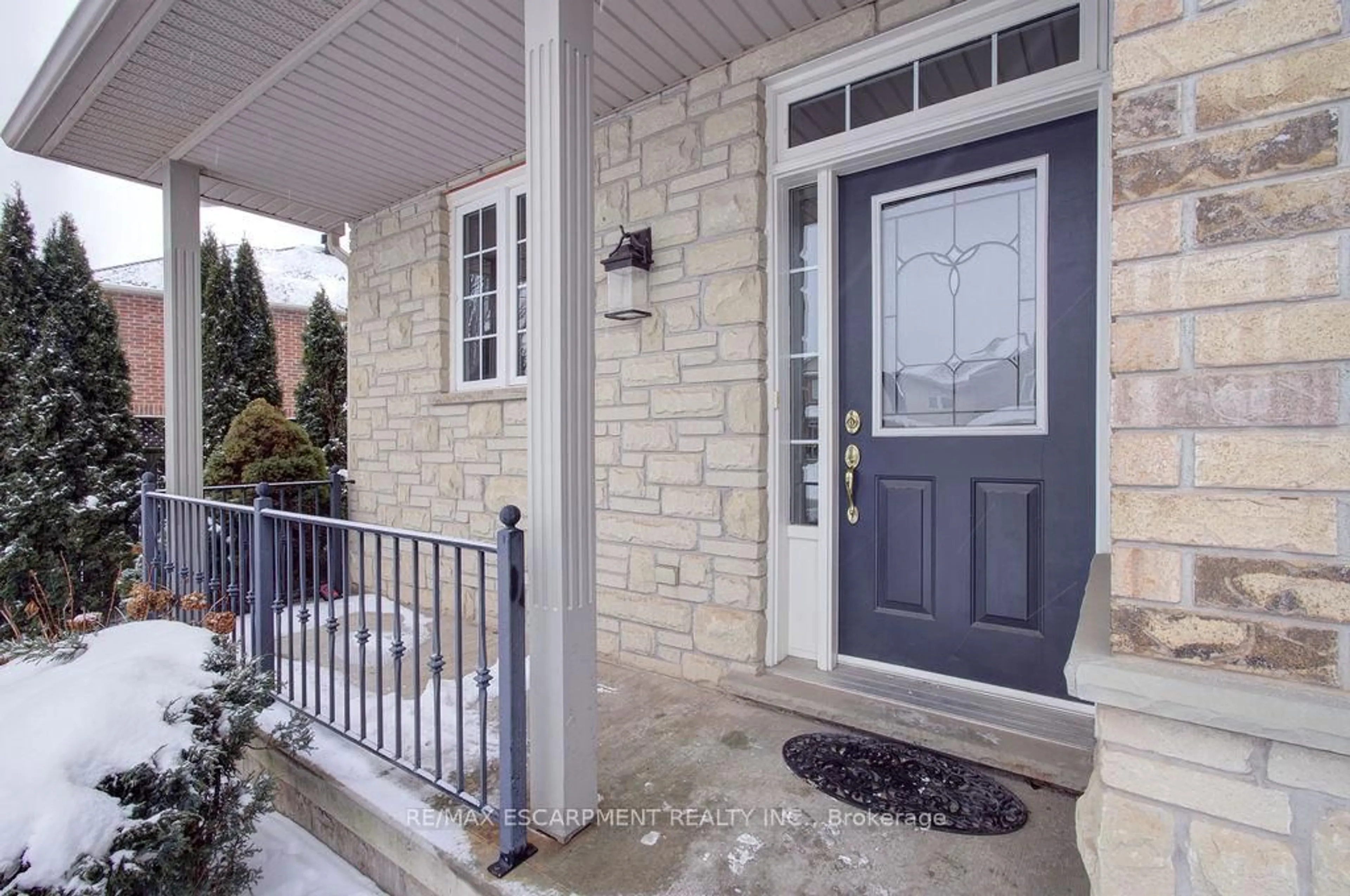 Indoor entryway for 2446 Sutton Dr, Burlington Ontario L7L 7A9