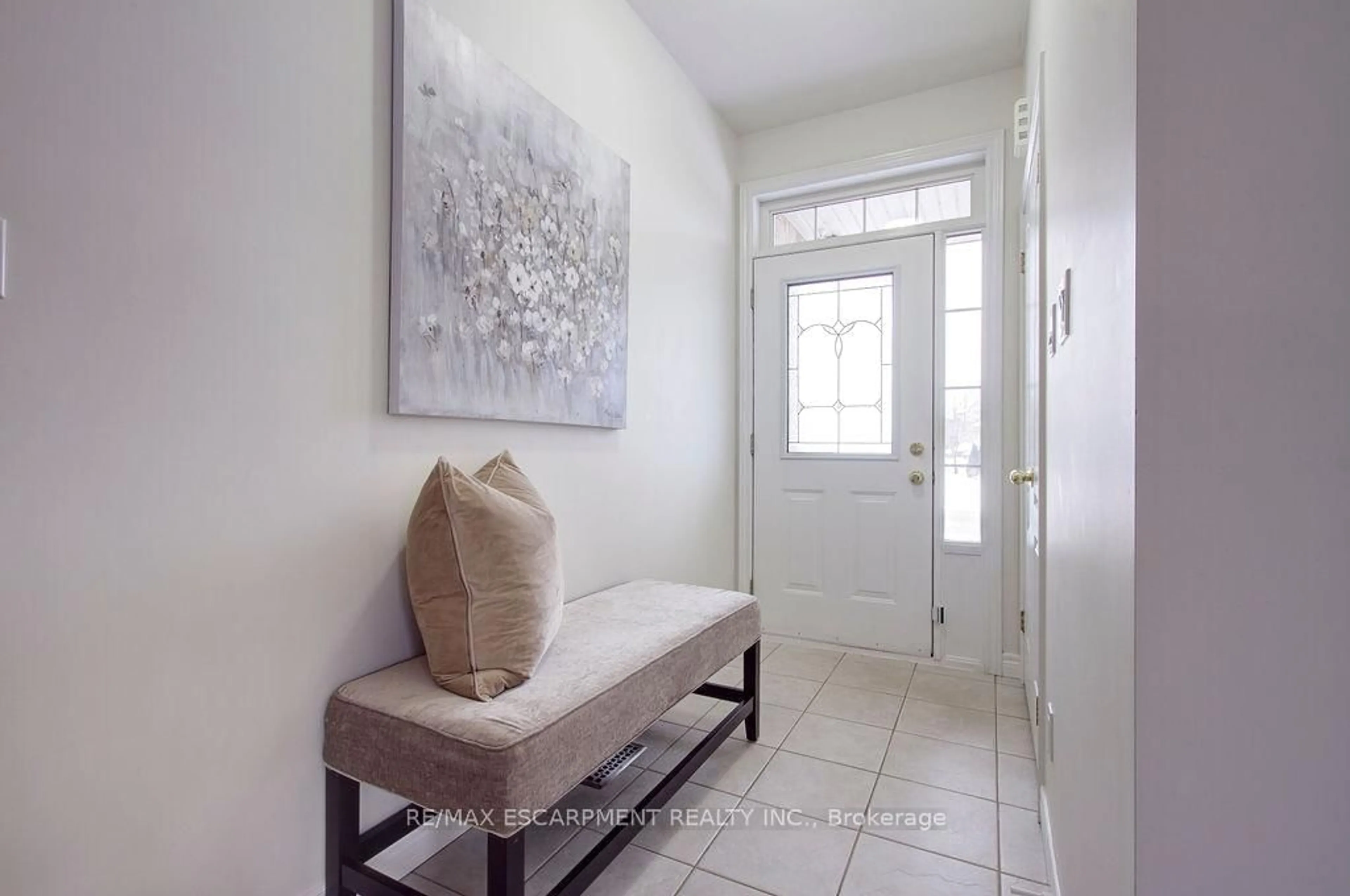 Indoor entryway for 2446 Sutton Dr, Burlington Ontario L7L 7A9