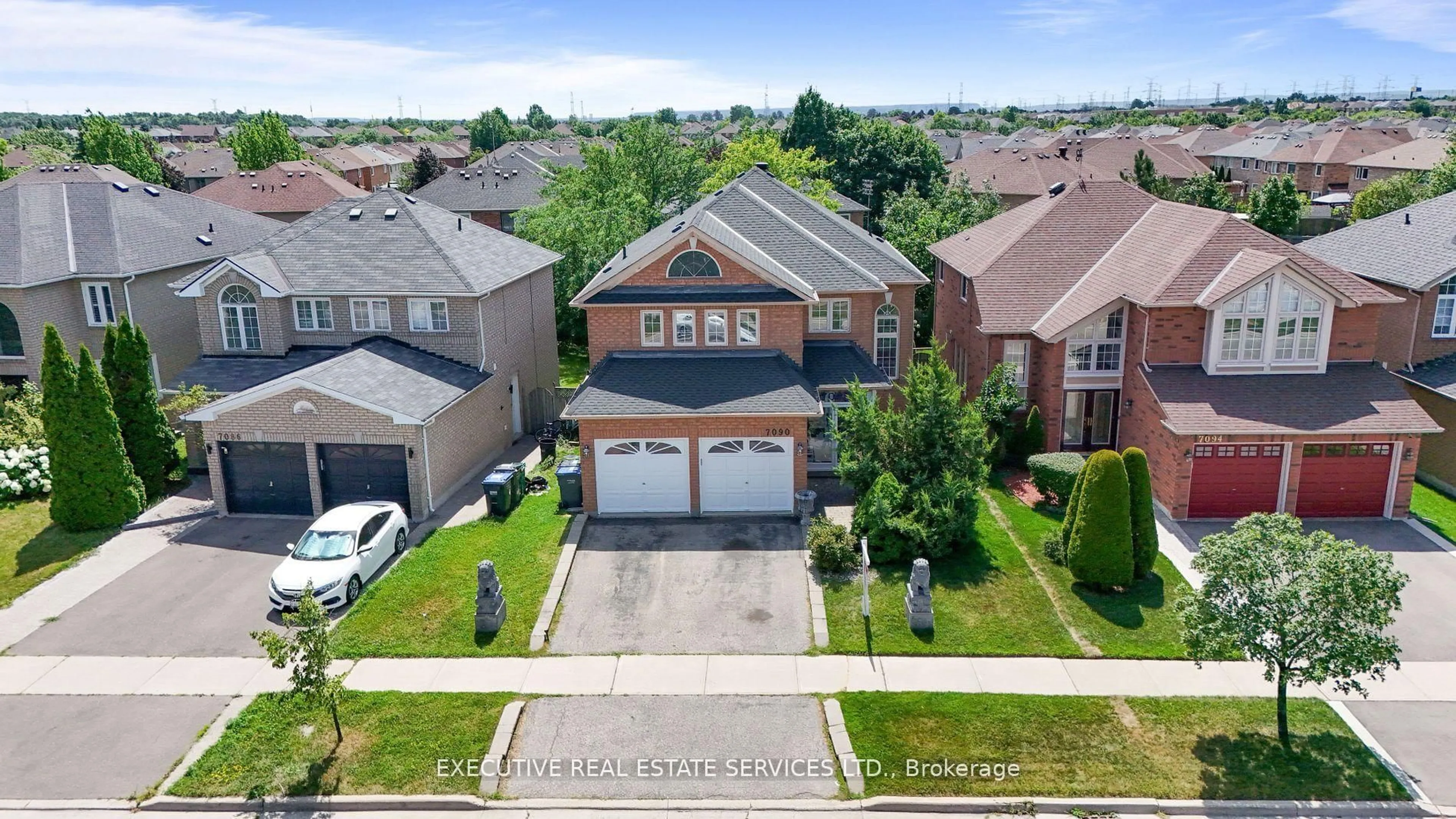 A pic from outside/outdoor area/front of a property/back of a property/a pic from drone, street for 7090 Terragar Blvd, Mississauga Ontario L5N 7N2