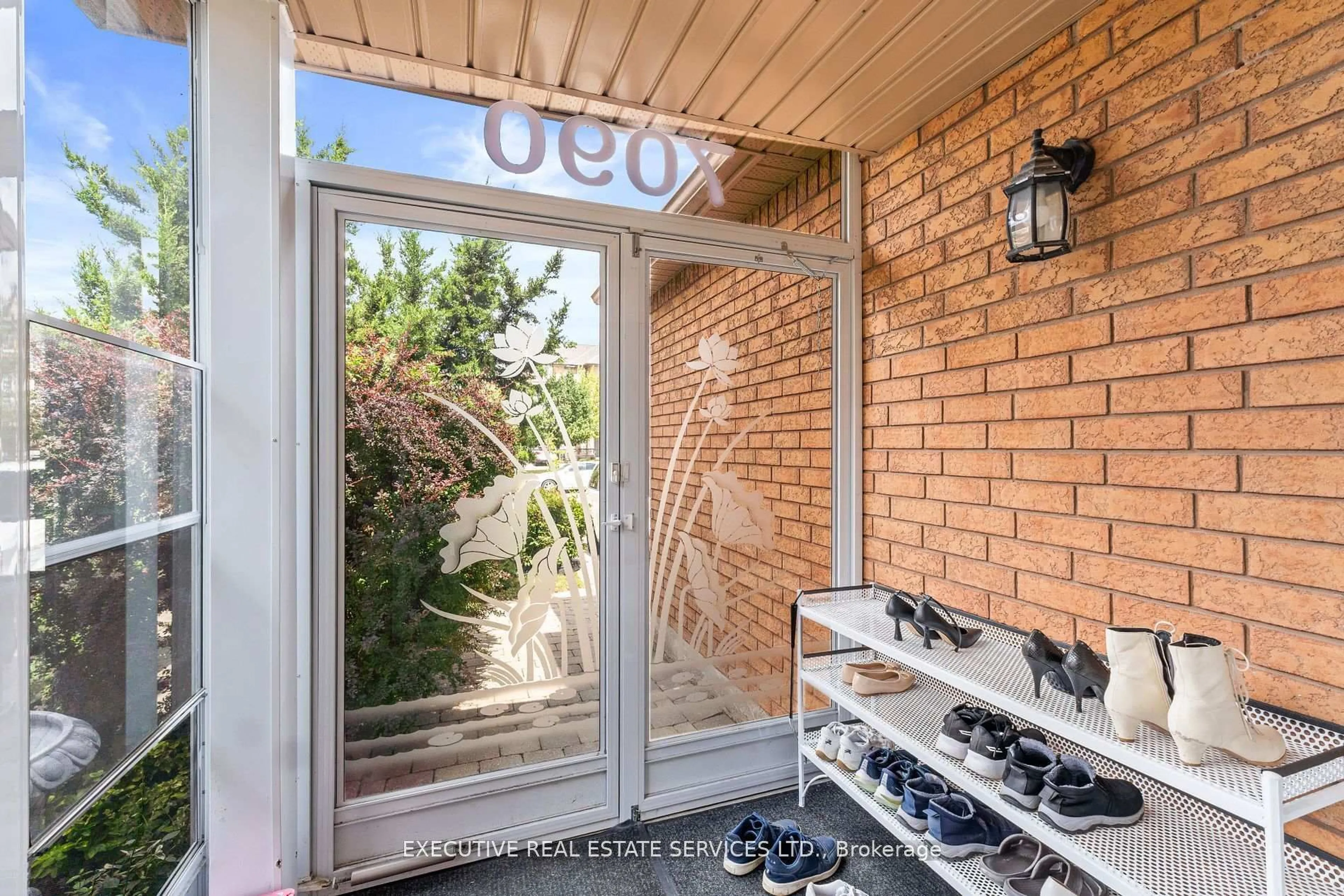 Indoor entryway for 7090 Terragar Blvd, Mississauga Ontario L5N 7N2