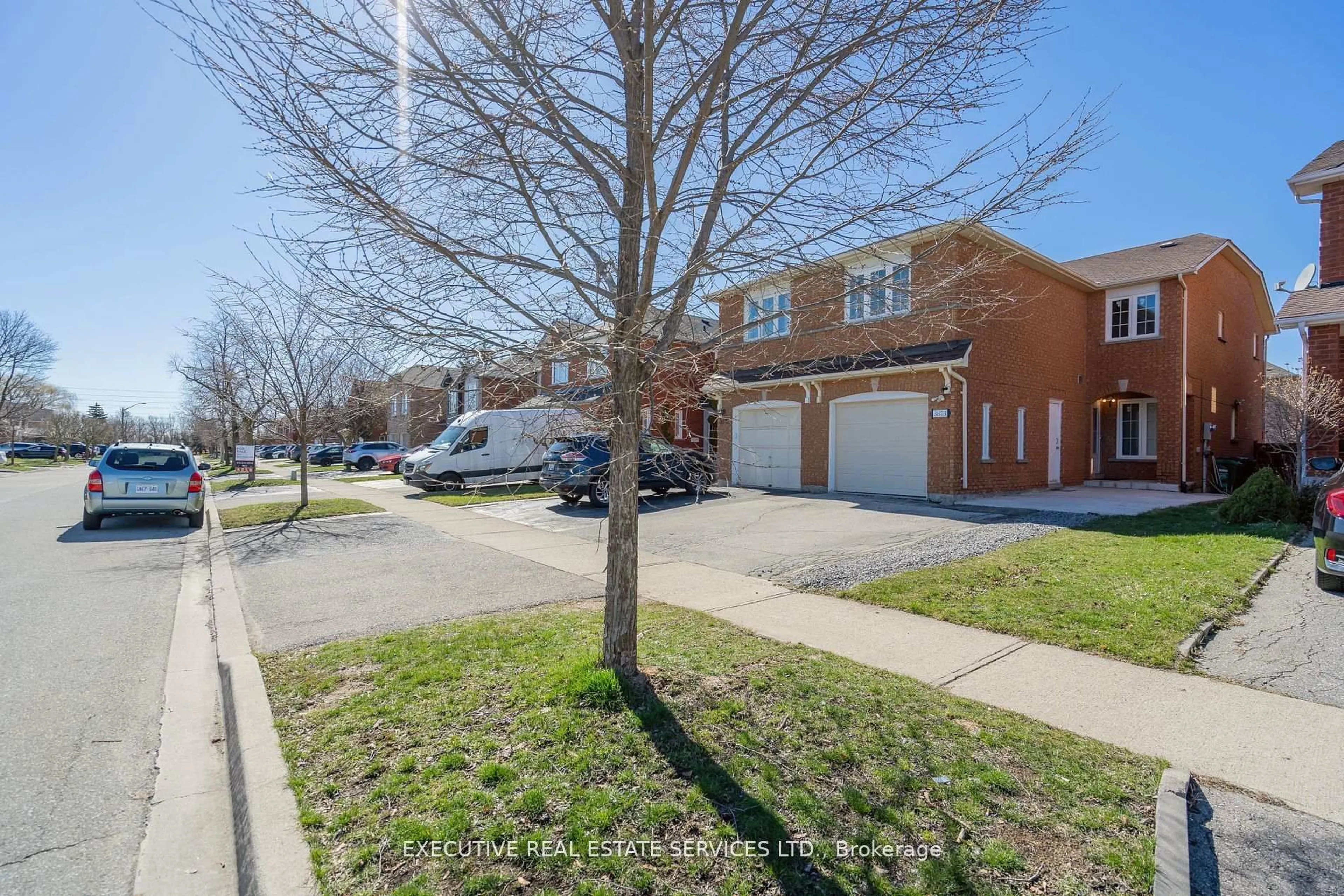 A pic from outside/outdoor area/front of a property/back of a property/a pic from drone, street for 3873 Densbury Dr, Mississauga Ontario L5N 6Y9