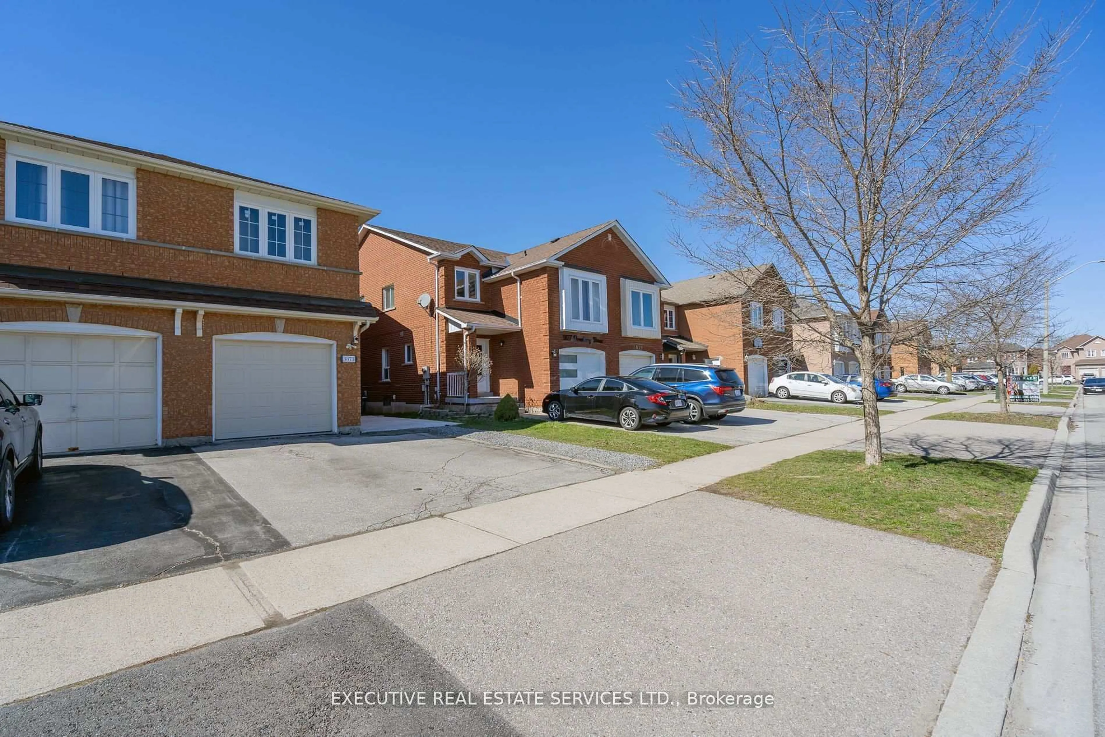 A pic from outside/outdoor area/front of a property/back of a property/a pic from drone, street for 3873 Densbury Dr, Mississauga Ontario L5N 6Y9