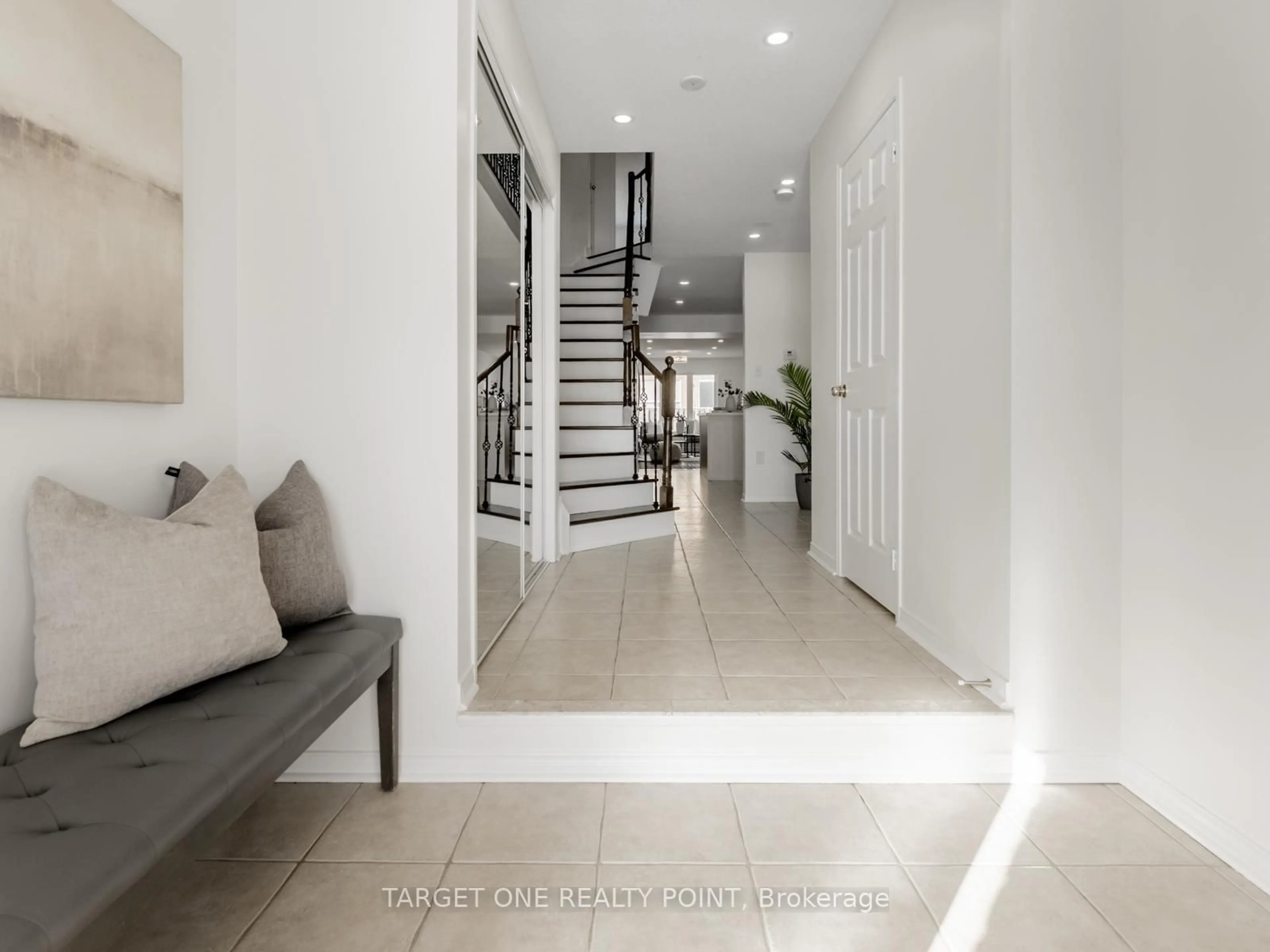 Indoor entryway for 773 Gleeson Rd, Milton Ontario L9T 0C1