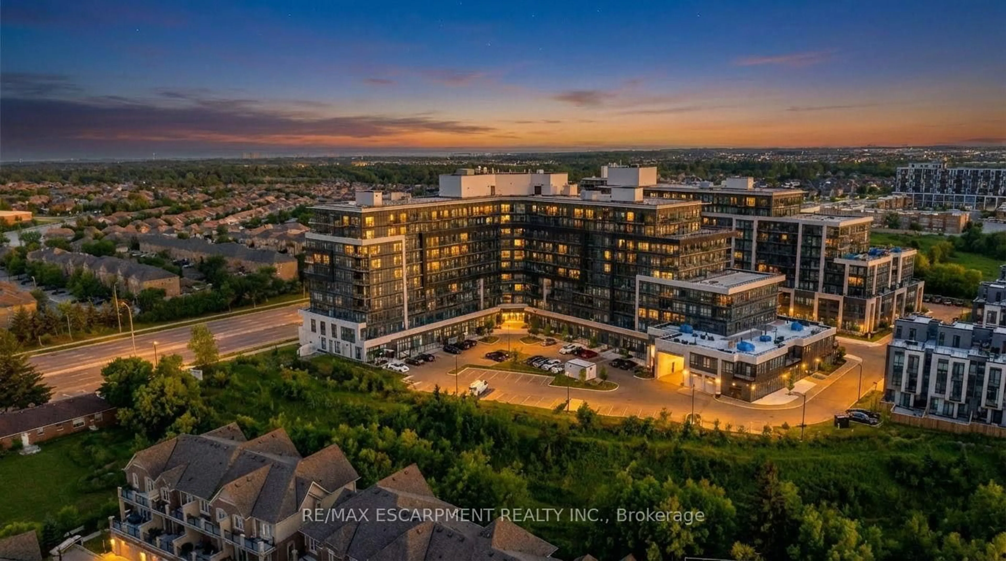 A pic from outside/outdoor area/front of a property/back of a property/a pic from drone, building for 395 Dundas St #414, Oakville Ontario L6M 5R8