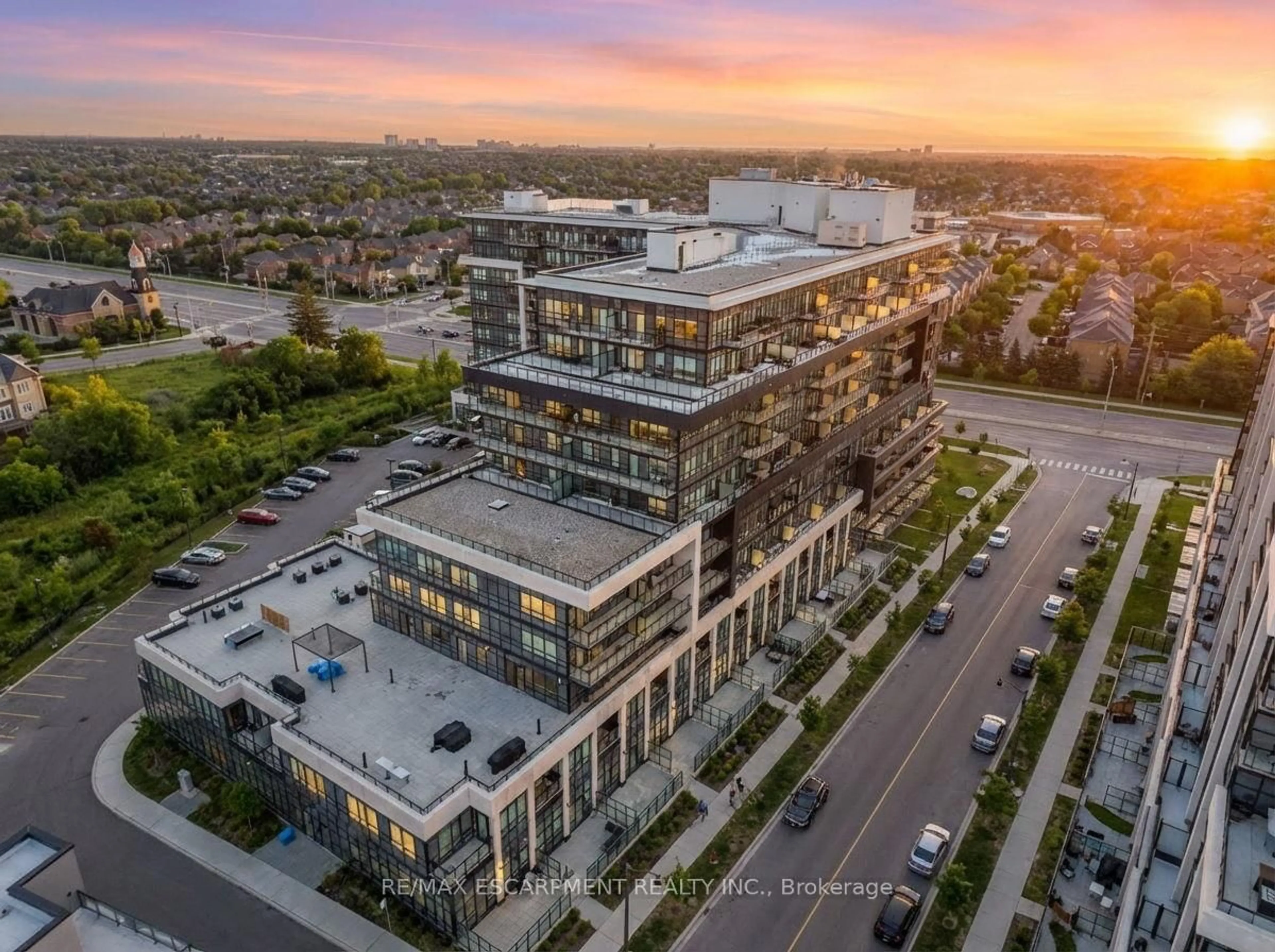 A pic from outside/outdoor area/front of a property/back of a property/a pic from drone, unknown for 395 Dundas St #414, Oakville Ontario L6M 5R8