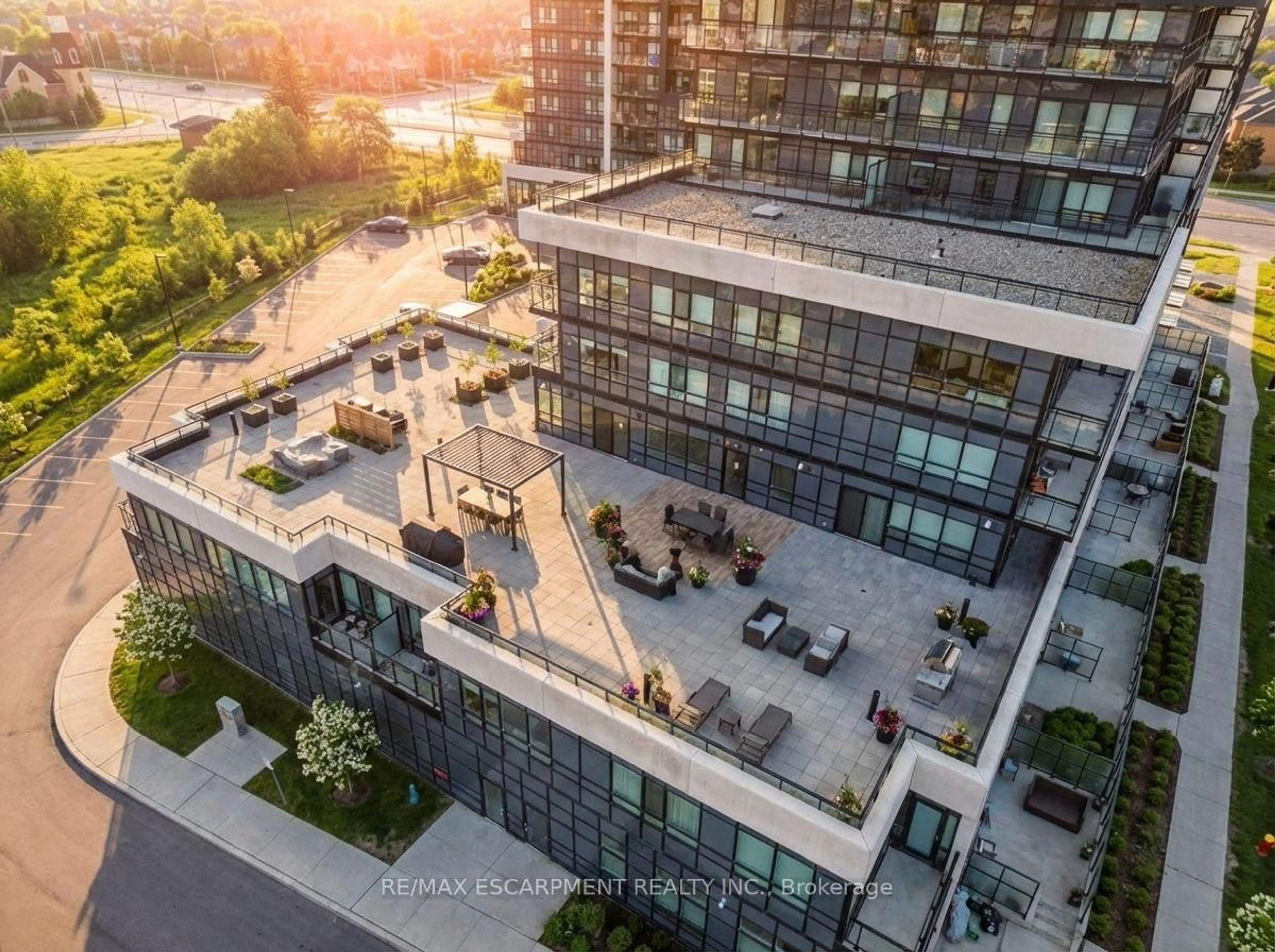 A pic from outside/outdoor area/front of a property/back of a property/a pic from drone, city buildings view from balcony for 395 Dundas St #414, Oakville Ontario L6M 5R8