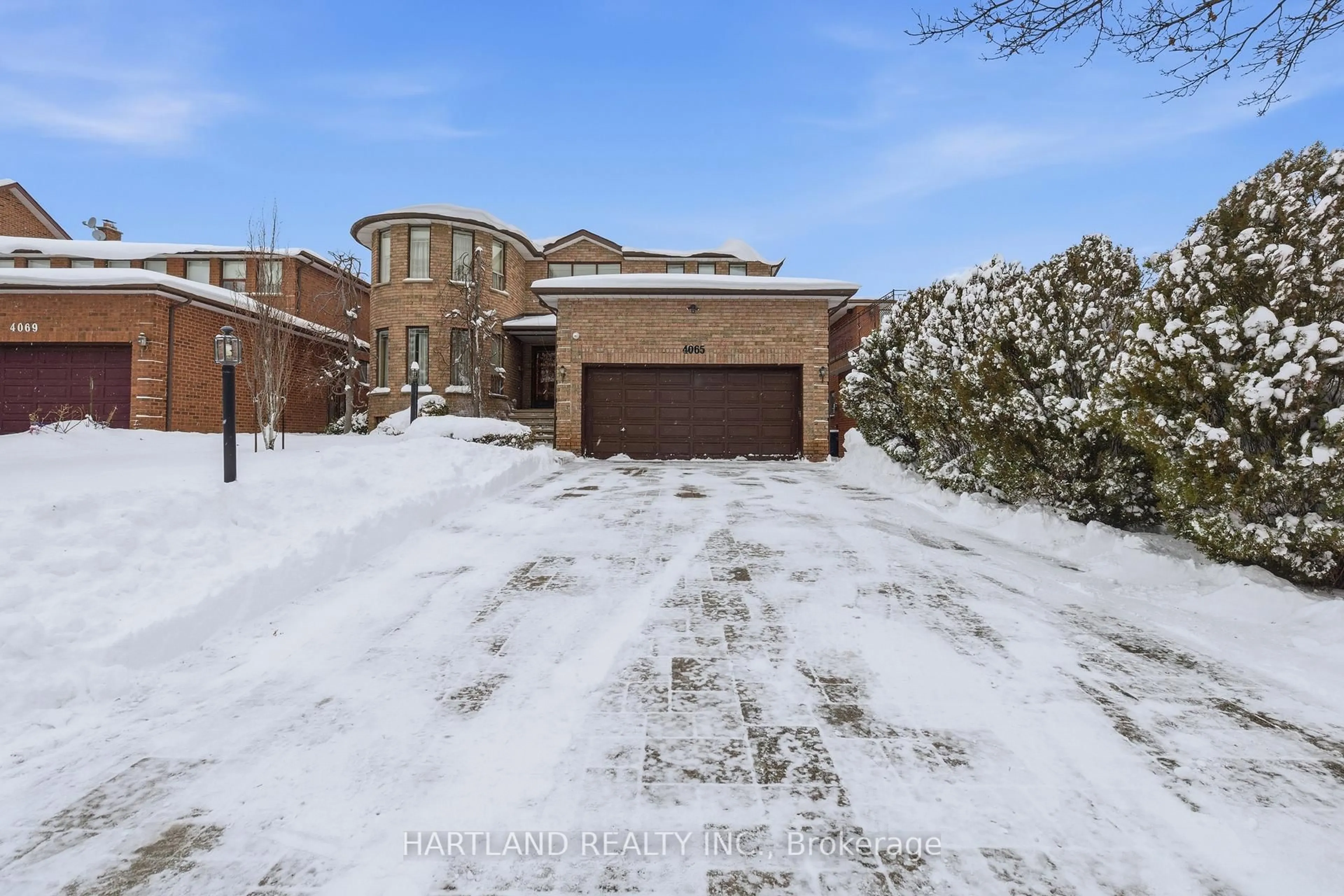A pic from outside/outdoor area/front of a property/back of a property/a pic from drone, street for 4065 River Mill Way, Mississauga Ontario L4W 4C1