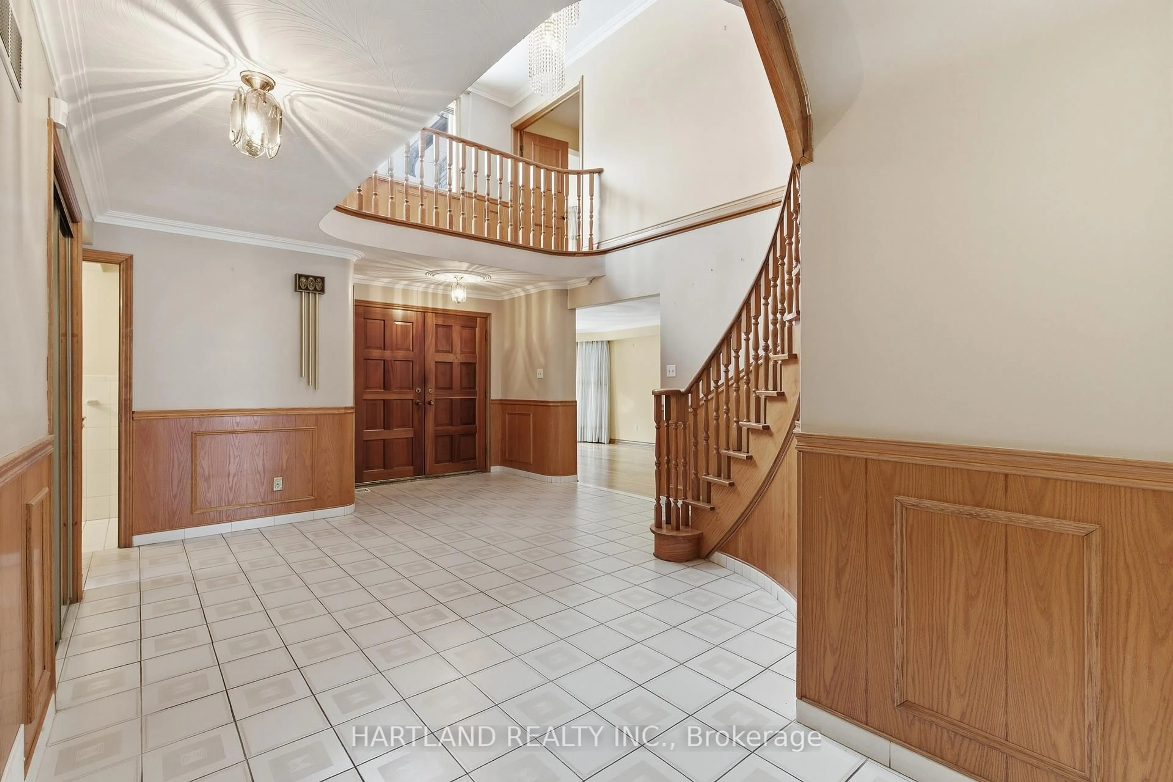 Indoor foyer for 4065 River Mill Way, Mississauga Ontario L4W 4C1