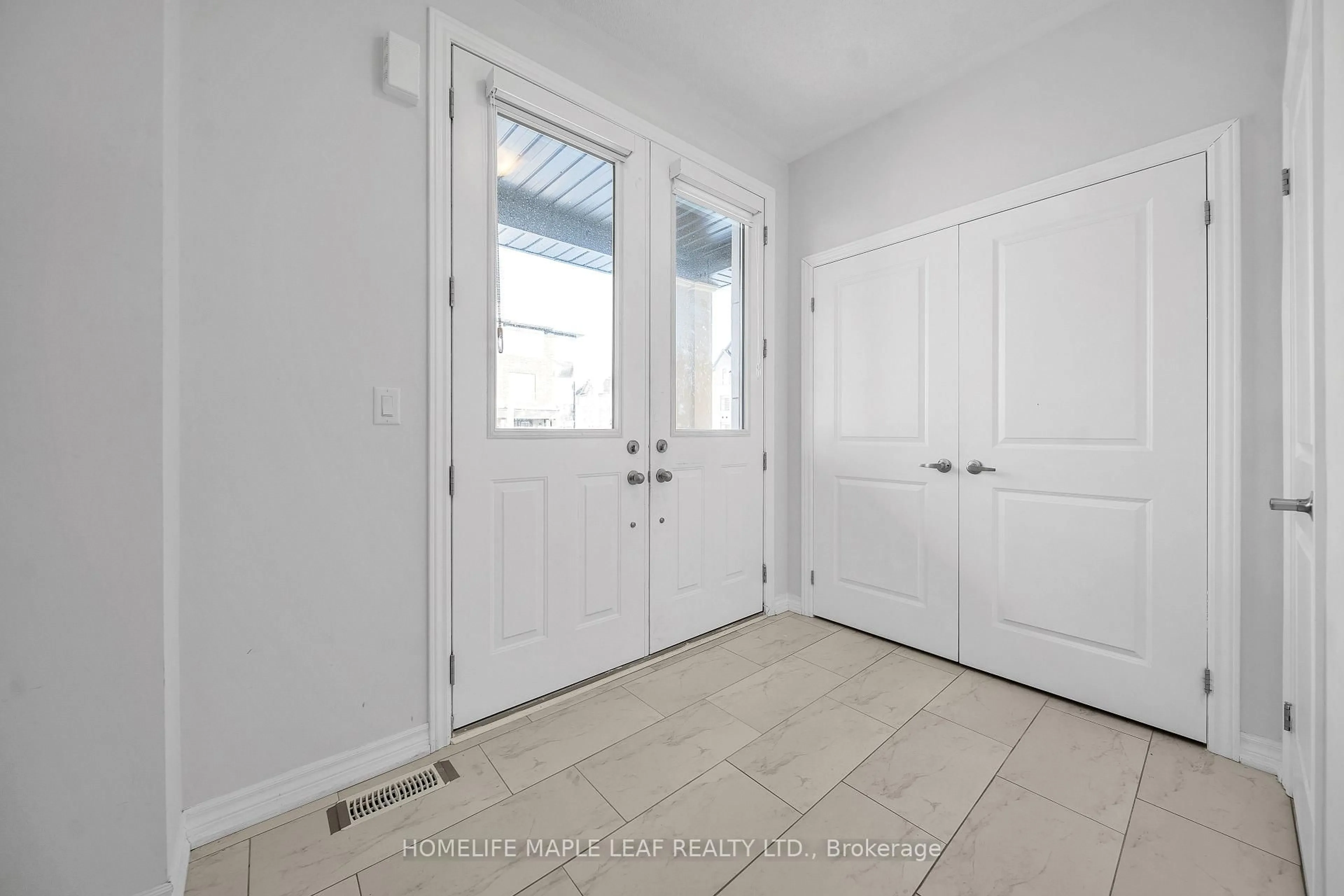 Indoor entryway for 32 Camino Real Dr, Caledon Ontario L7C 1Z9