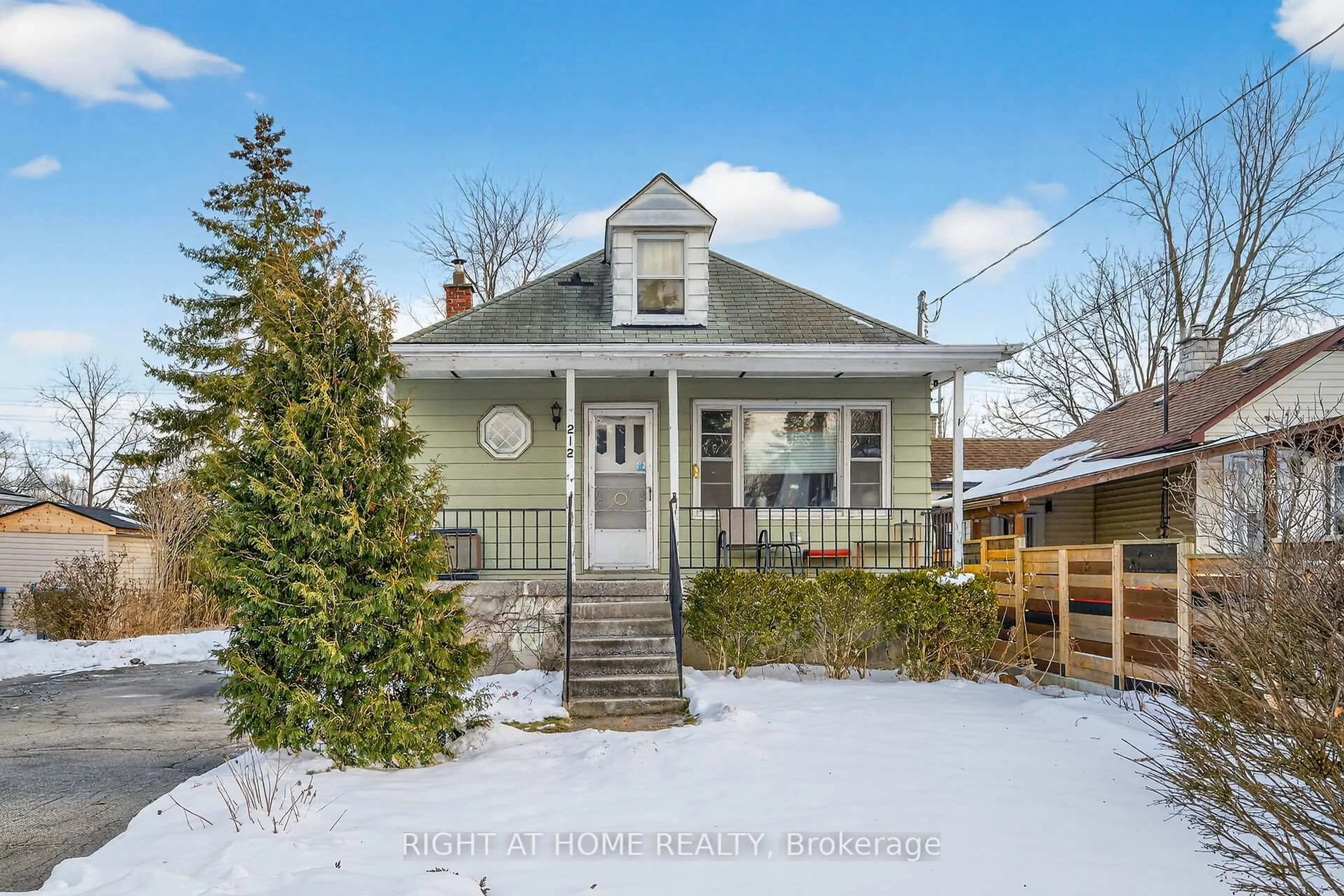 A pic from outside/outdoor area/front of a property/back of a property/a pic from drone, street for 212 Troy St, Mississauga Ontario L5G 1S7