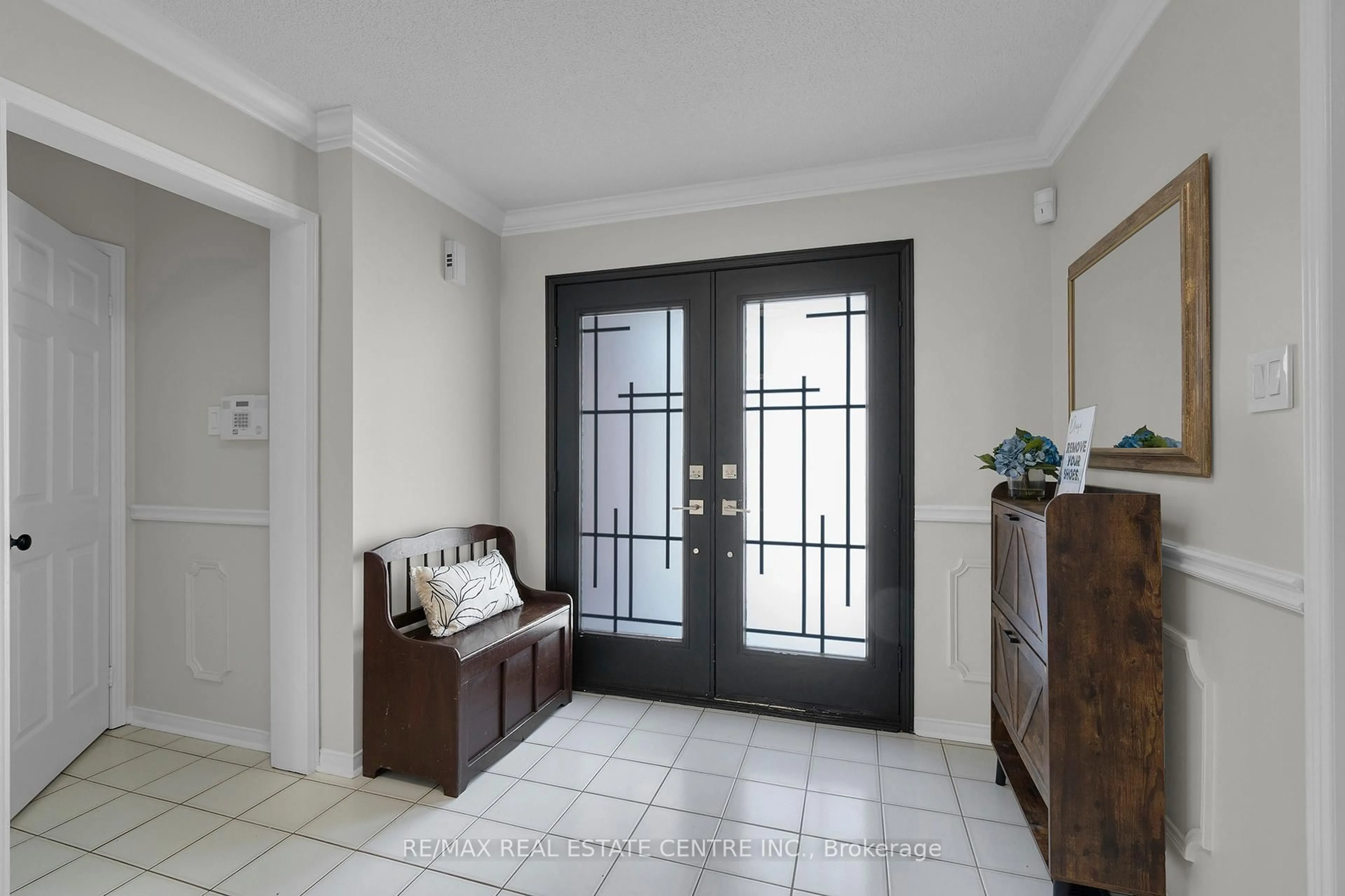 Indoor entryway for 38 Sapphire Cres, Brampton Ontario L6Z 4M4