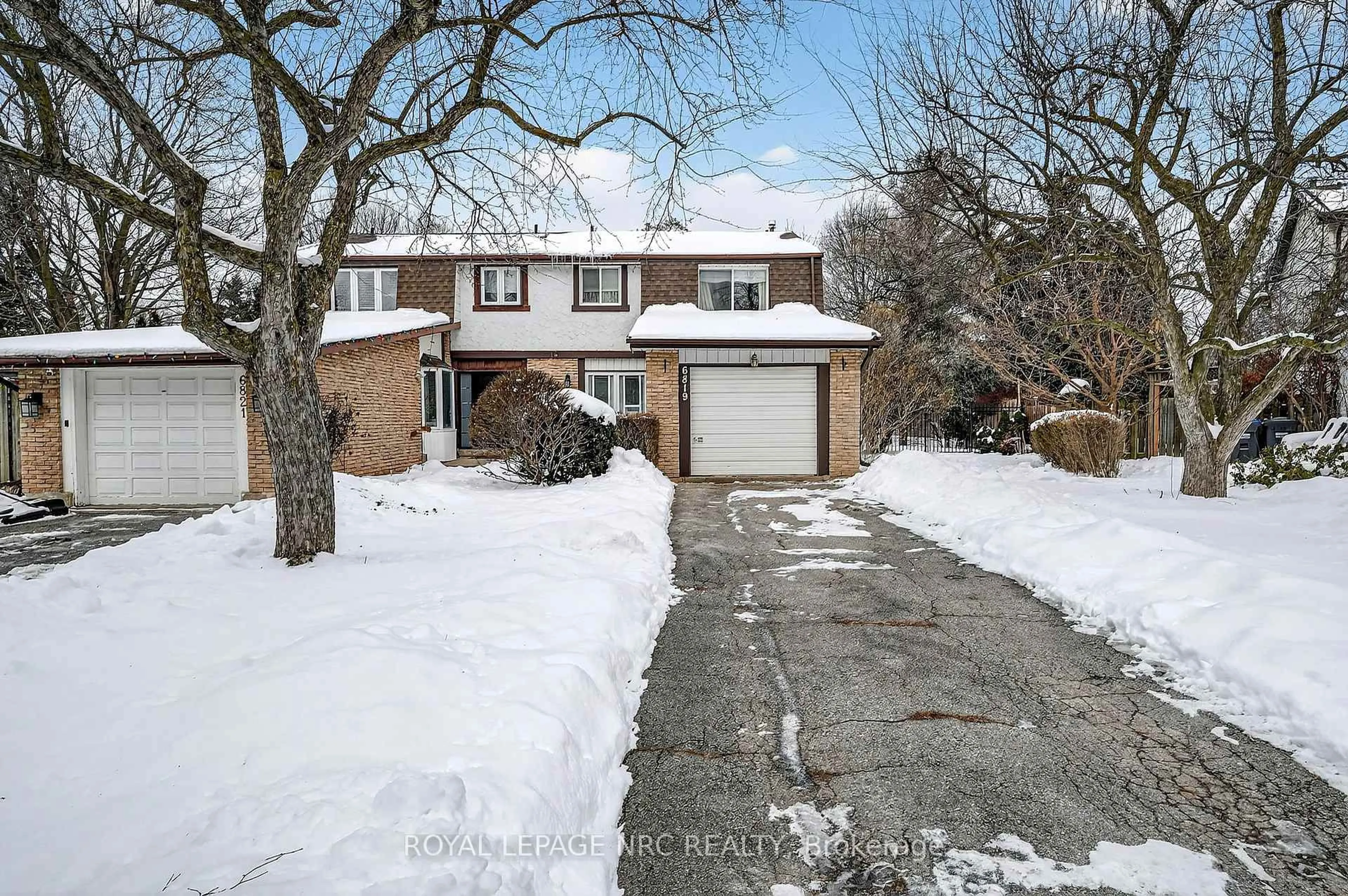 A pic from outside/outdoor area/front of a property/back of a property/a pic from drone, street for 6819 Segovia Rd, Mississauga Ontario L5N 1P1