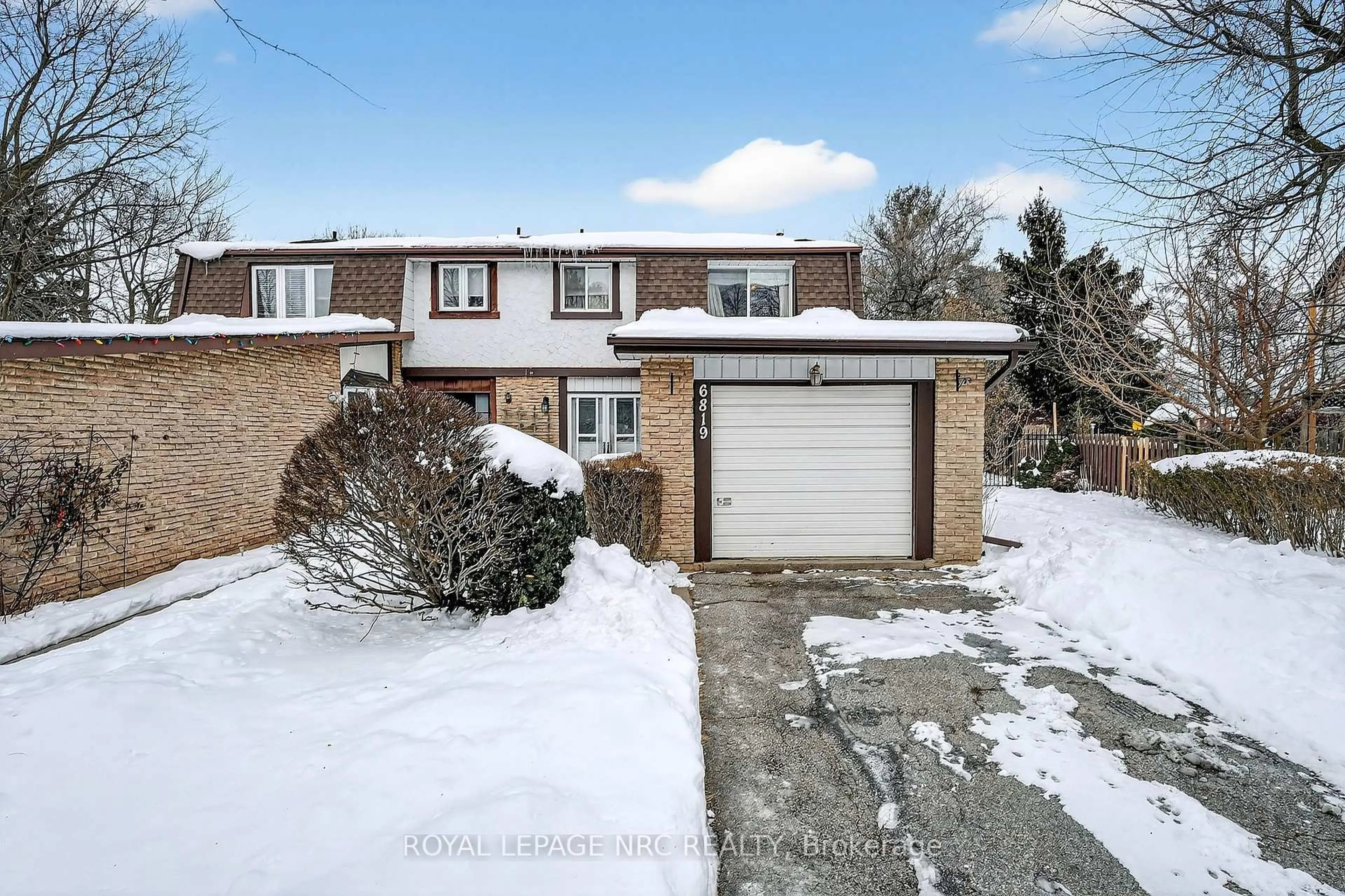 A pic from outside/outdoor area/front of a property/back of a property/a pic from drone, street for 6819 Segovia Rd, Mississauga Ontario L5N 1P1