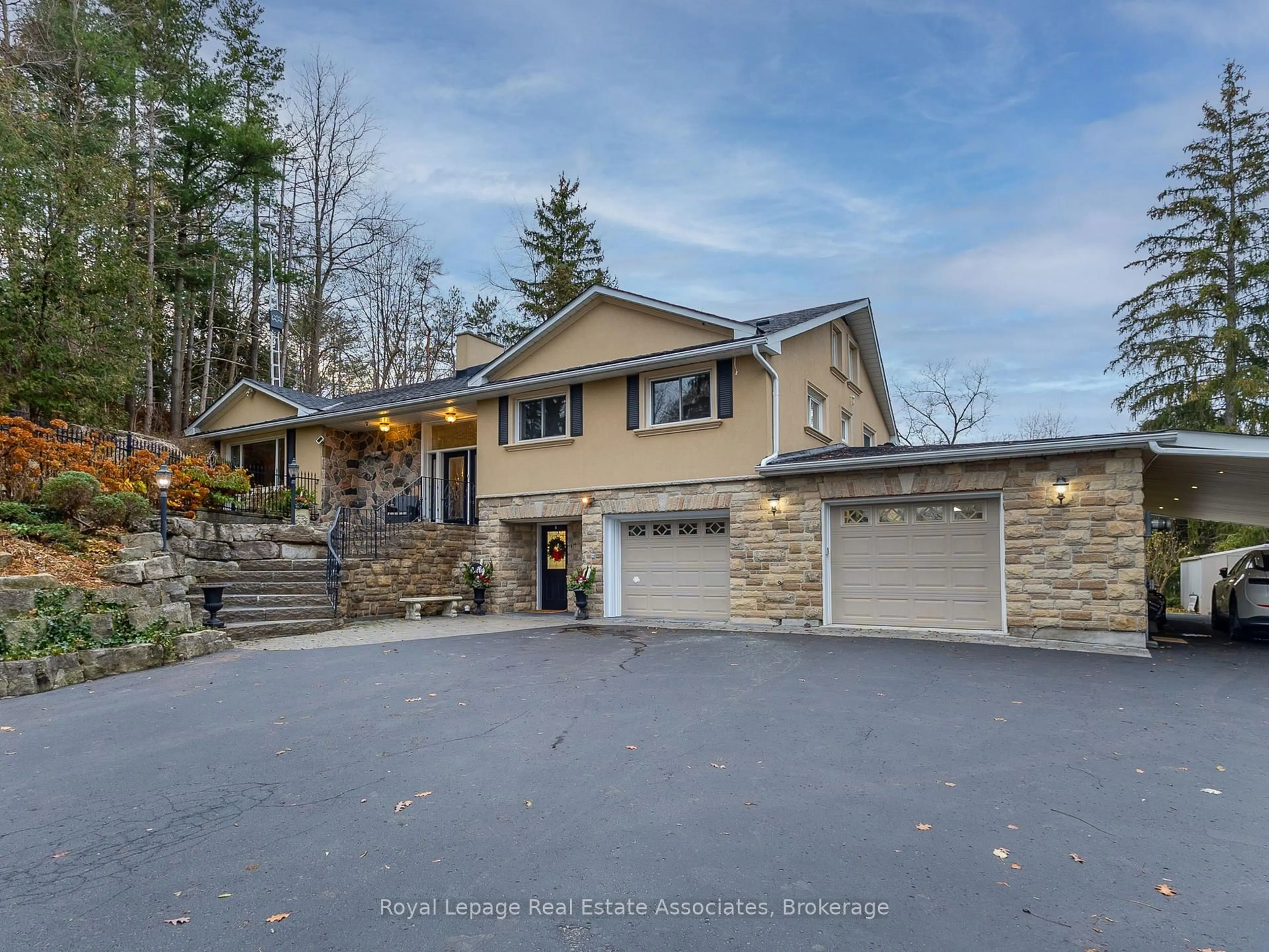 A pic from outside/outdoor area/front of a property/back of a property/a pic from drone, street for 13931 Cromar Crt, Halton Hills Ontario L7G 4S5