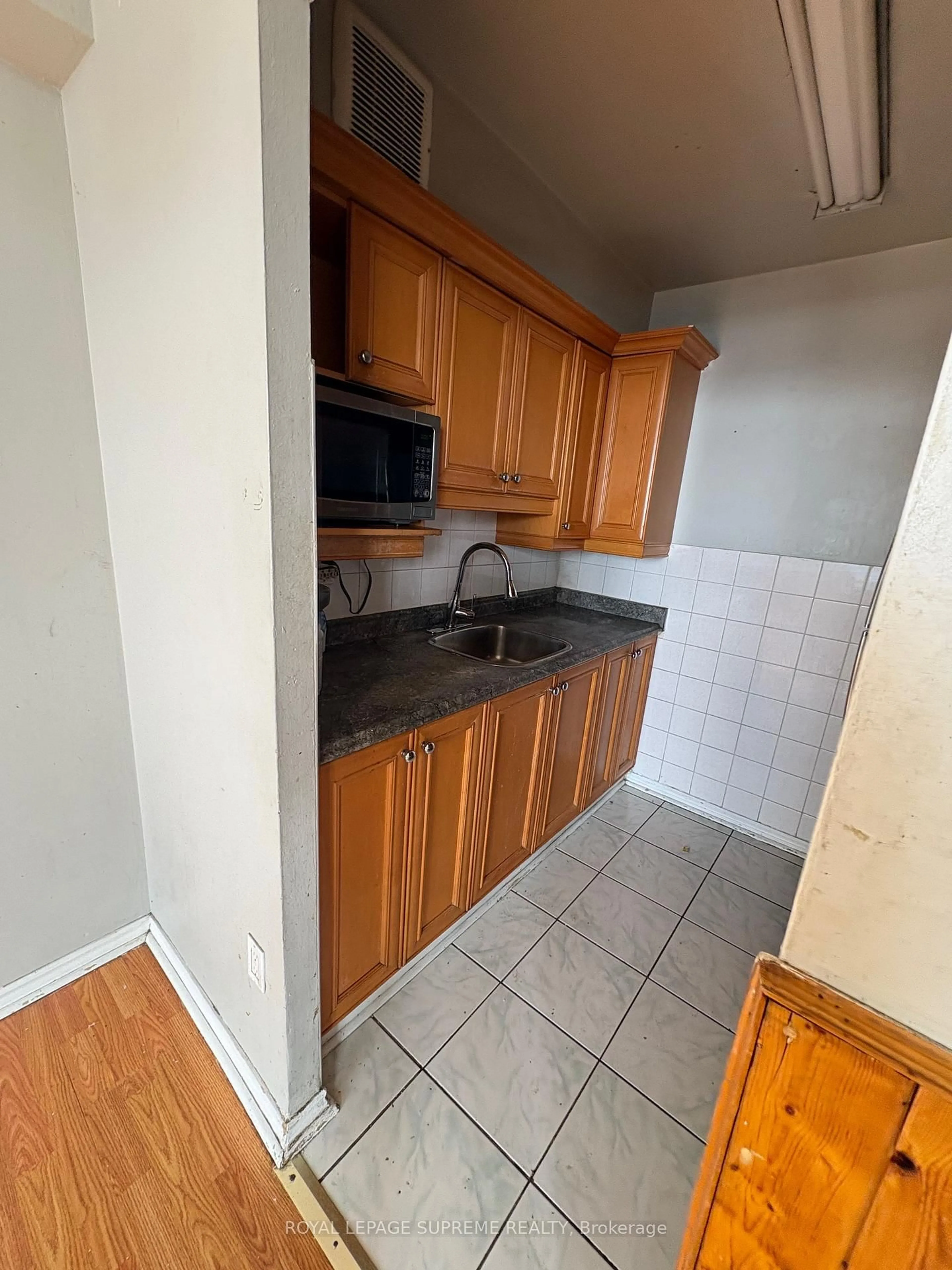 Standard kitchen, unknown for 100 Lotherton Ptwy #1215, Toronto Ontario M6B 2G8