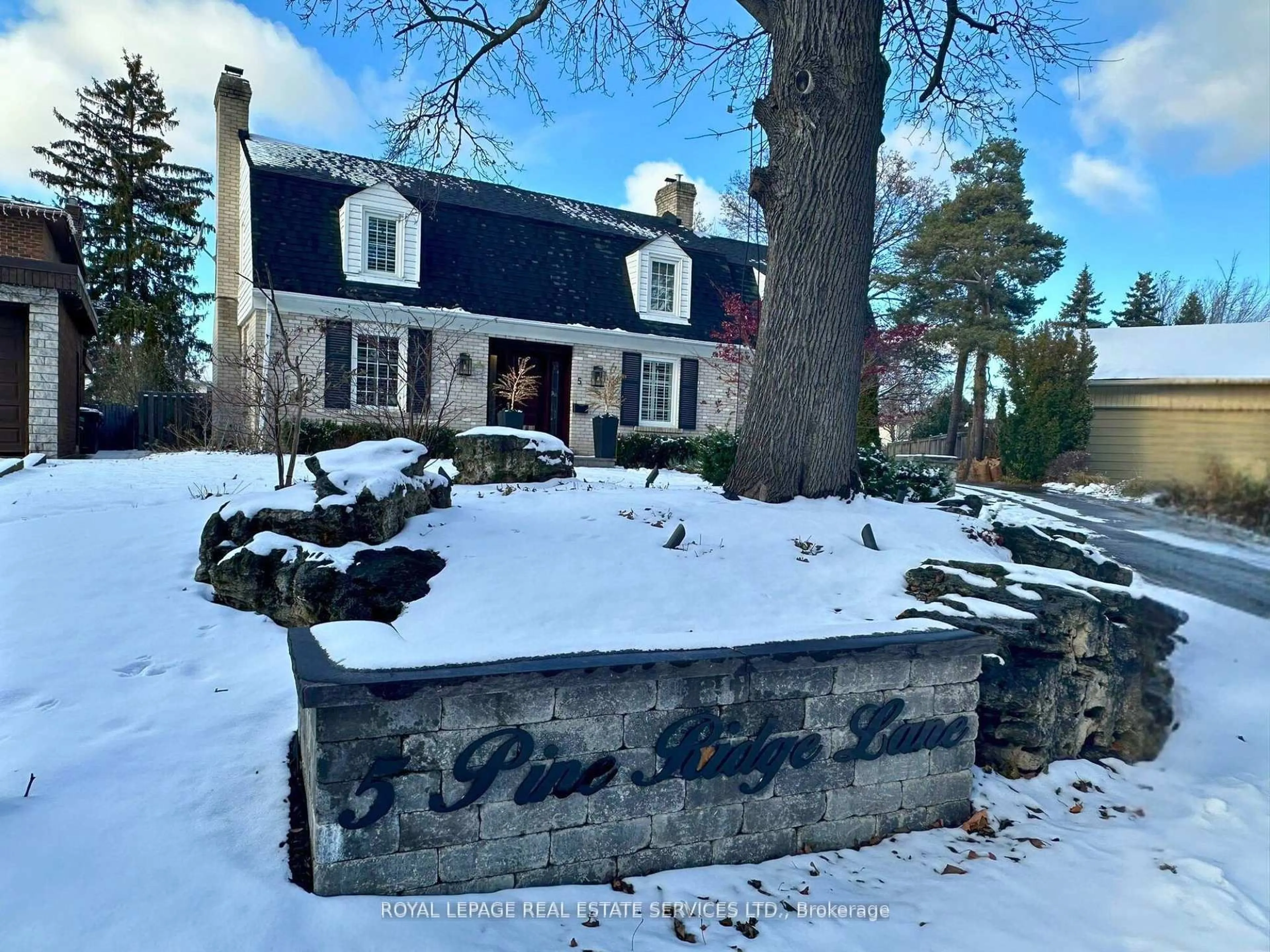 A pic from outside/outdoor area/front of a property/back of a property/a pic from drone, street for 5 Pine Ridge Lane, Brampton Ontario L6W 1G6