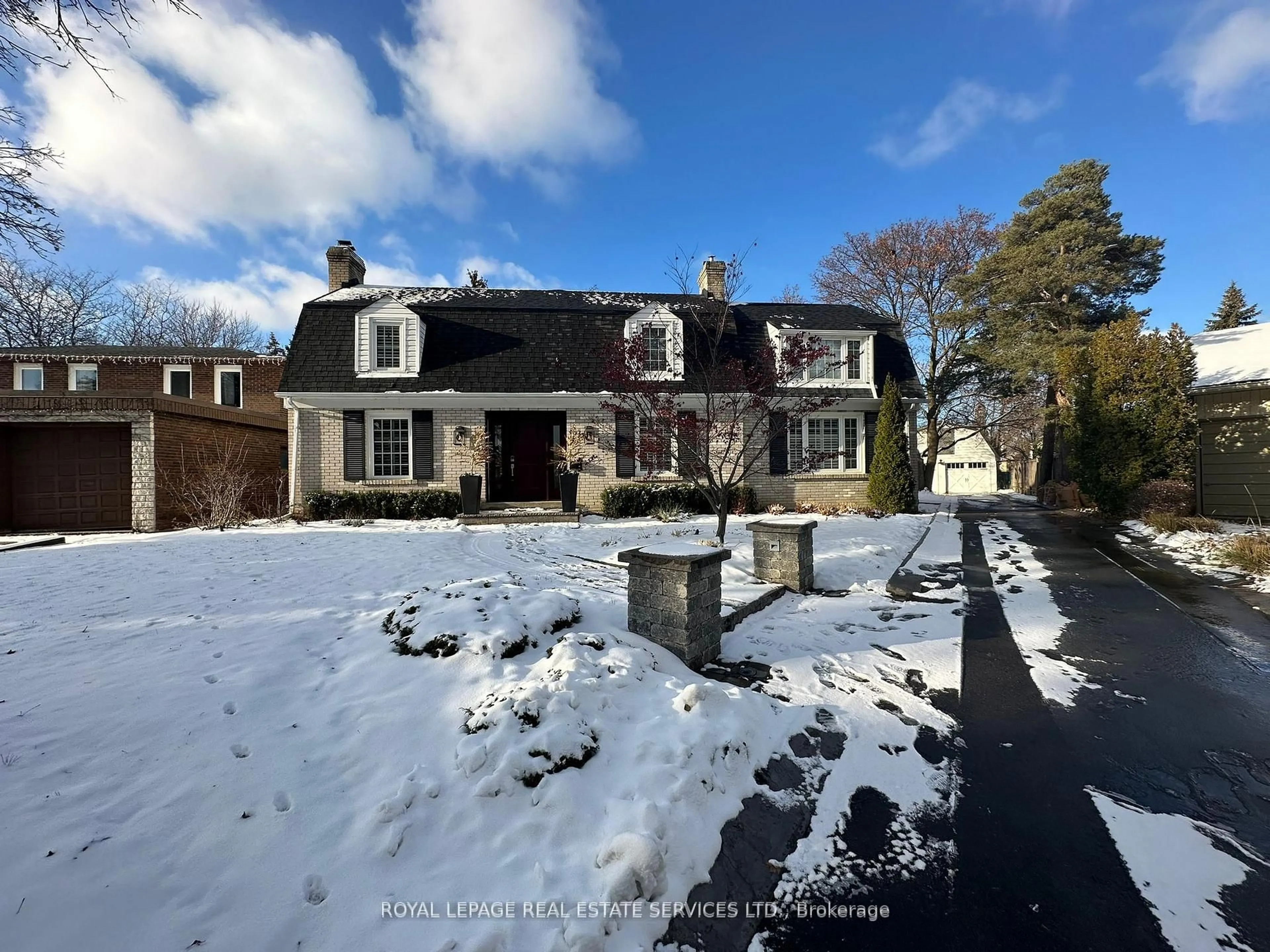 A pic from outside/outdoor area/front of a property/back of a property/a pic from drone, street for 5 Pine Ridge Lane, Brampton Ontario L6W 1G6