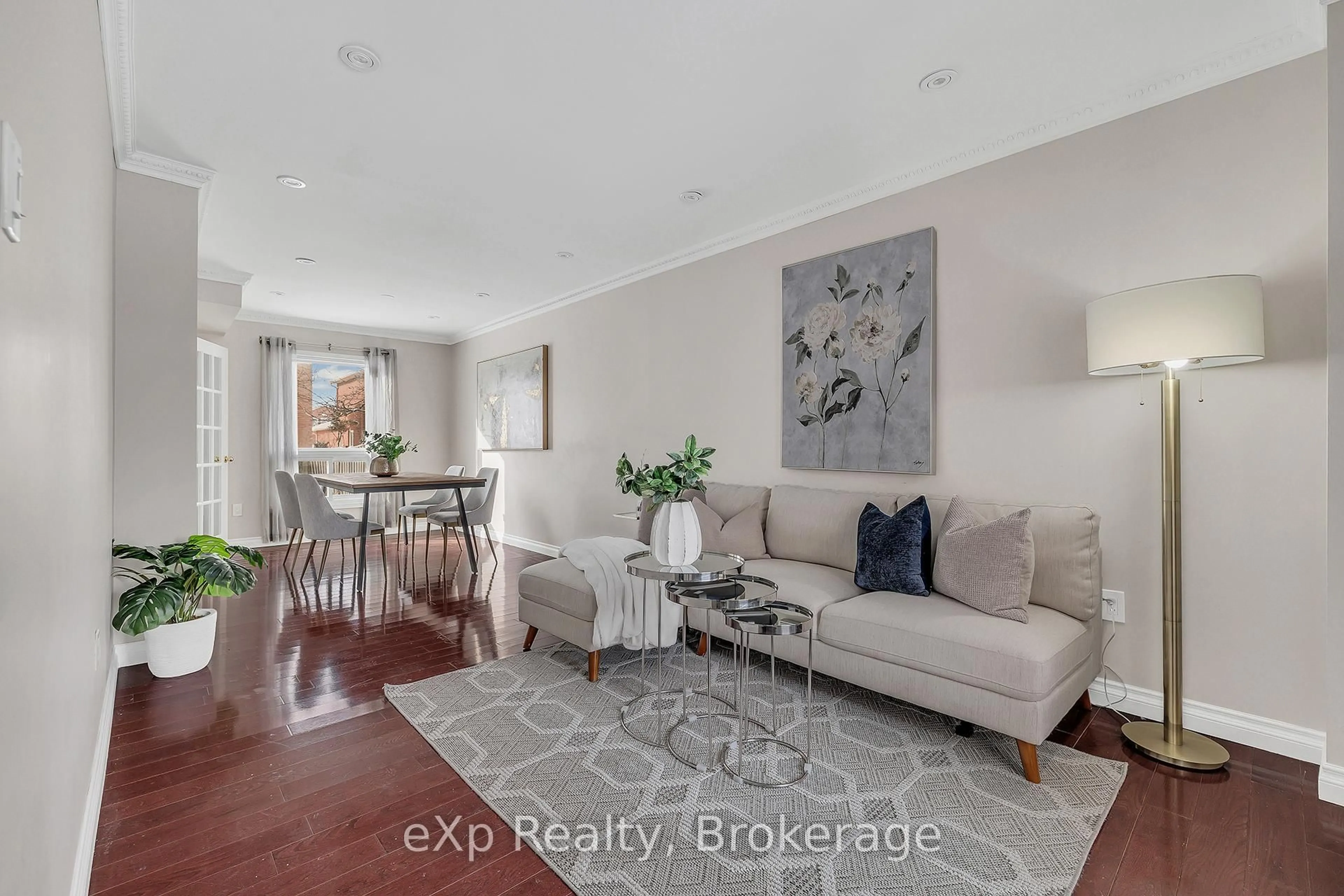 Living room with furniture, unknown for 3390 Columbine Cres, Mississauga Ontario L5N 6A9