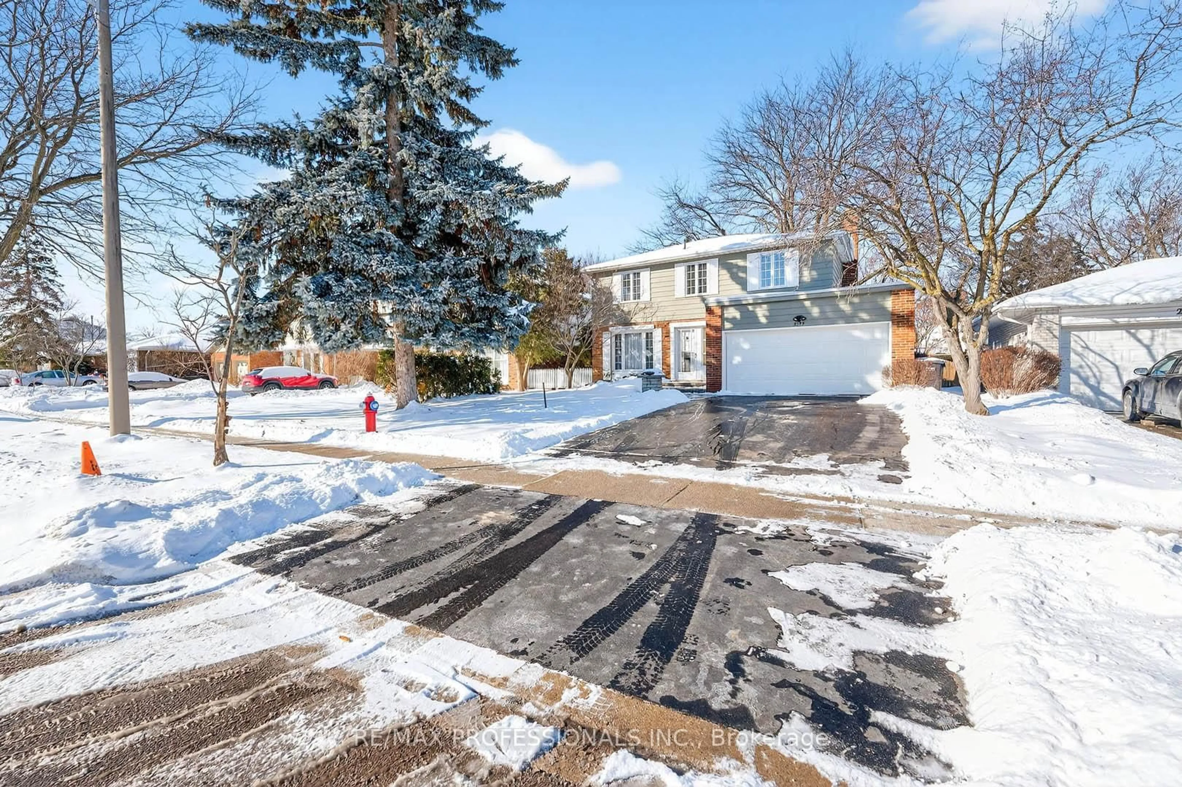 A pic from outside/outdoor area/front of a property/back of a property/a pic from drone, street for 2133 Perran Dr, Mississauga Ontario L5K 1L9