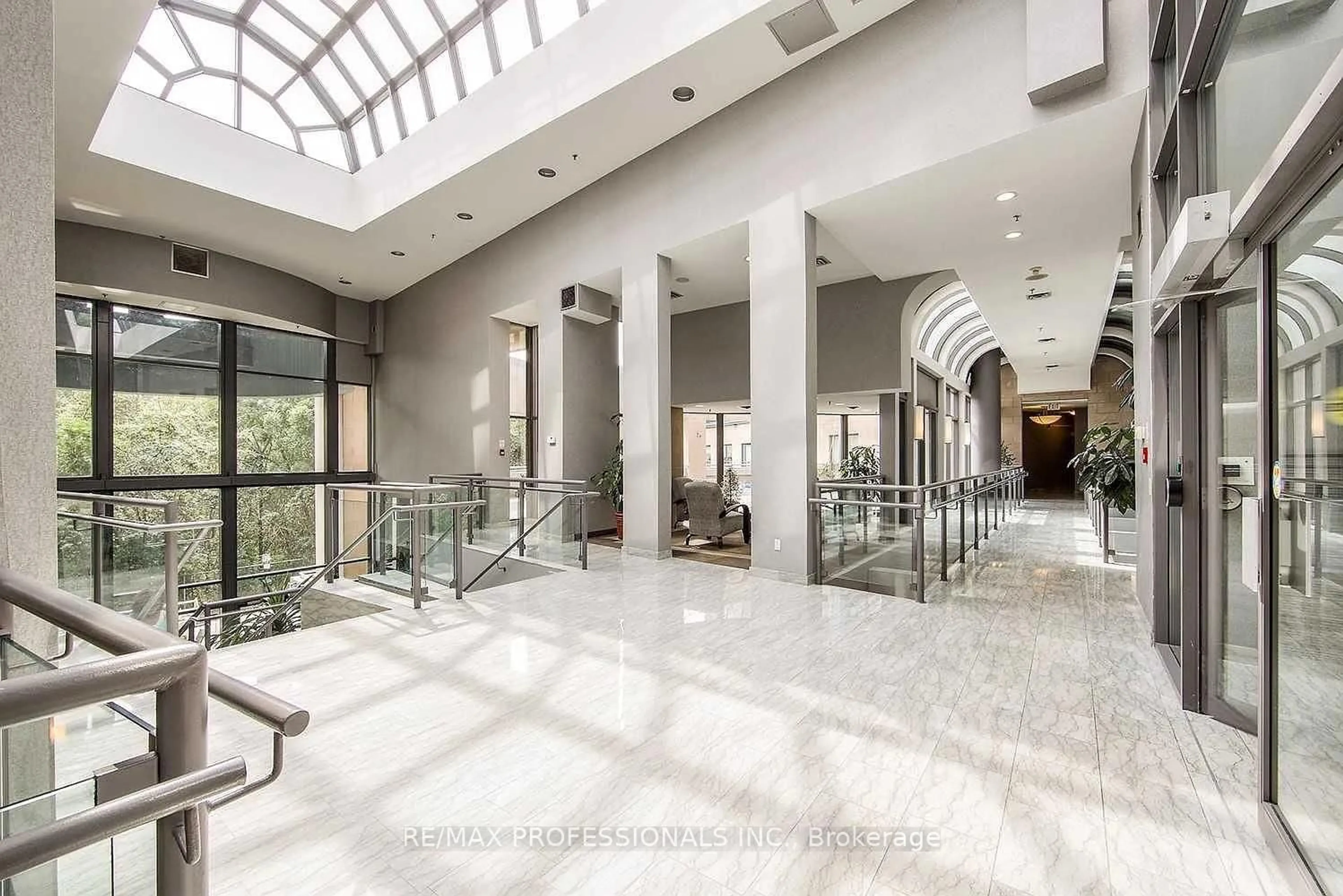 Indoor foyer for 3 Hickory Tree Rd #709, Toronto Ontario M9N 3W5