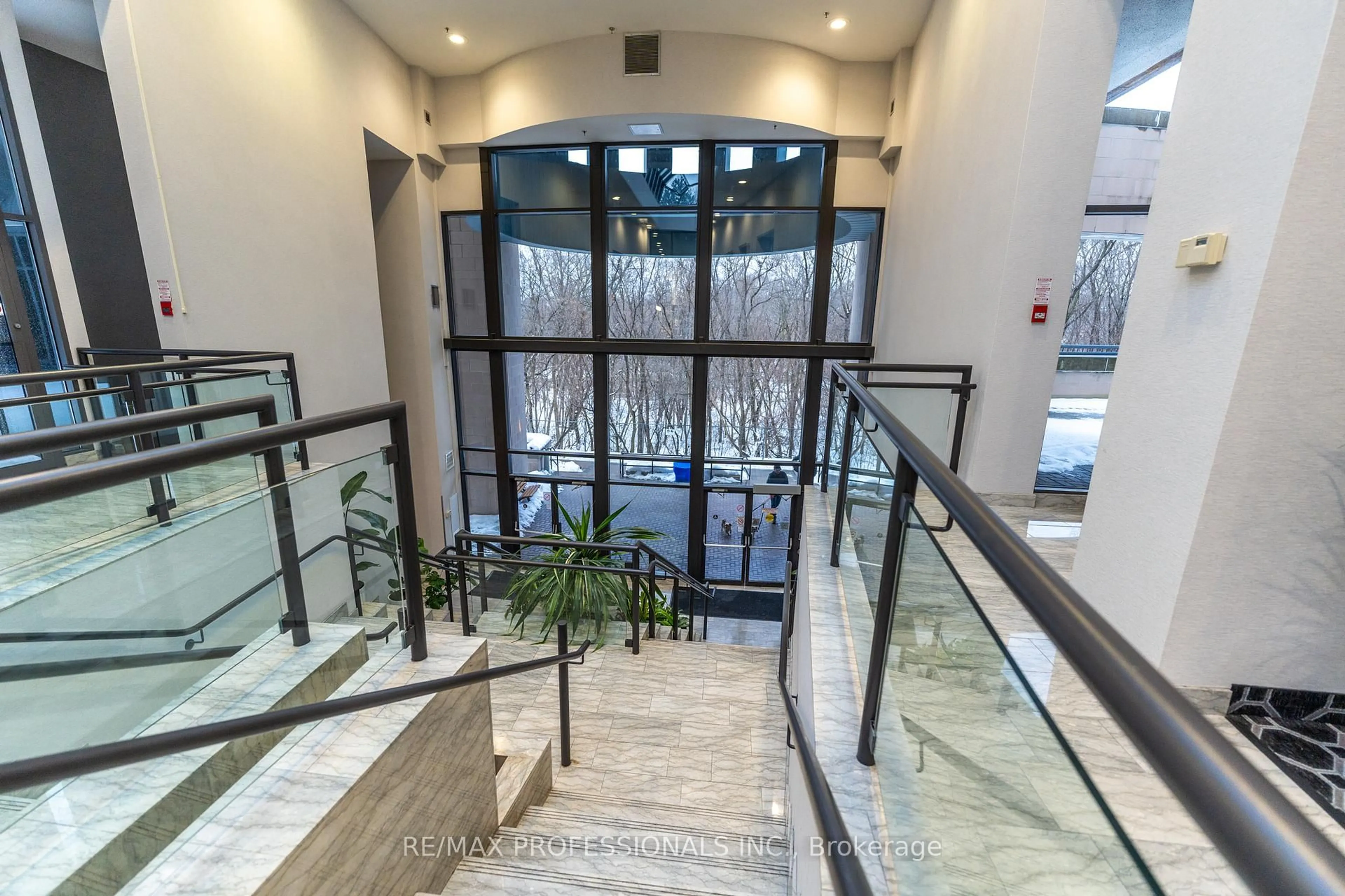 Indoor foyer for 3 Hickory Tree Rd #709, Toronto Ontario M9N 3W5