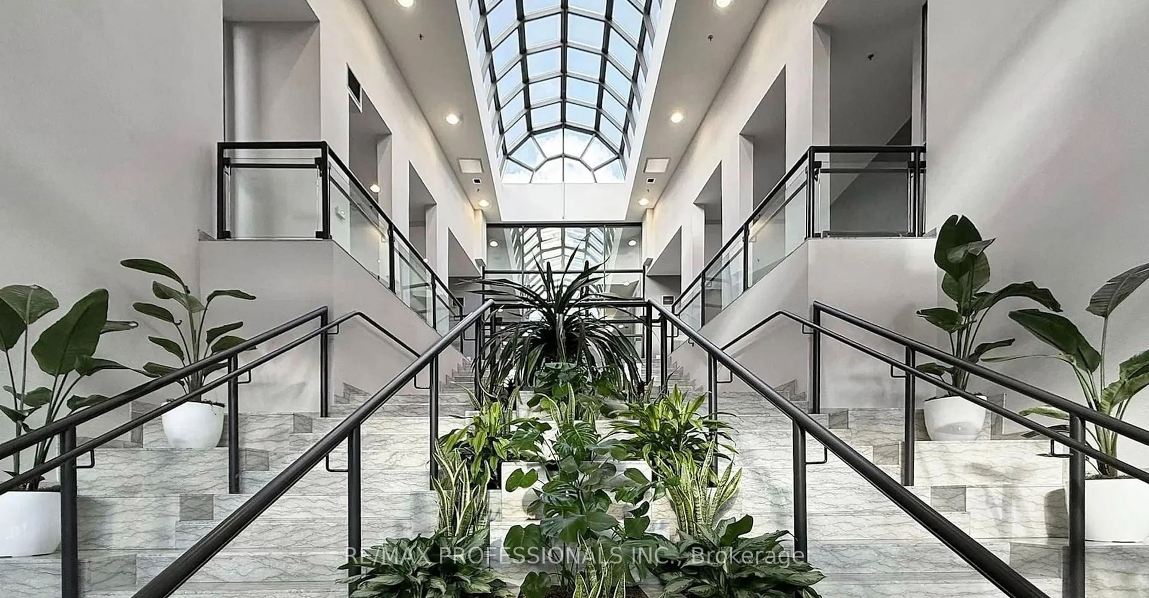 Indoor foyer for 3 Hickory Tree Rd #709, Toronto Ontario M9N 3W5