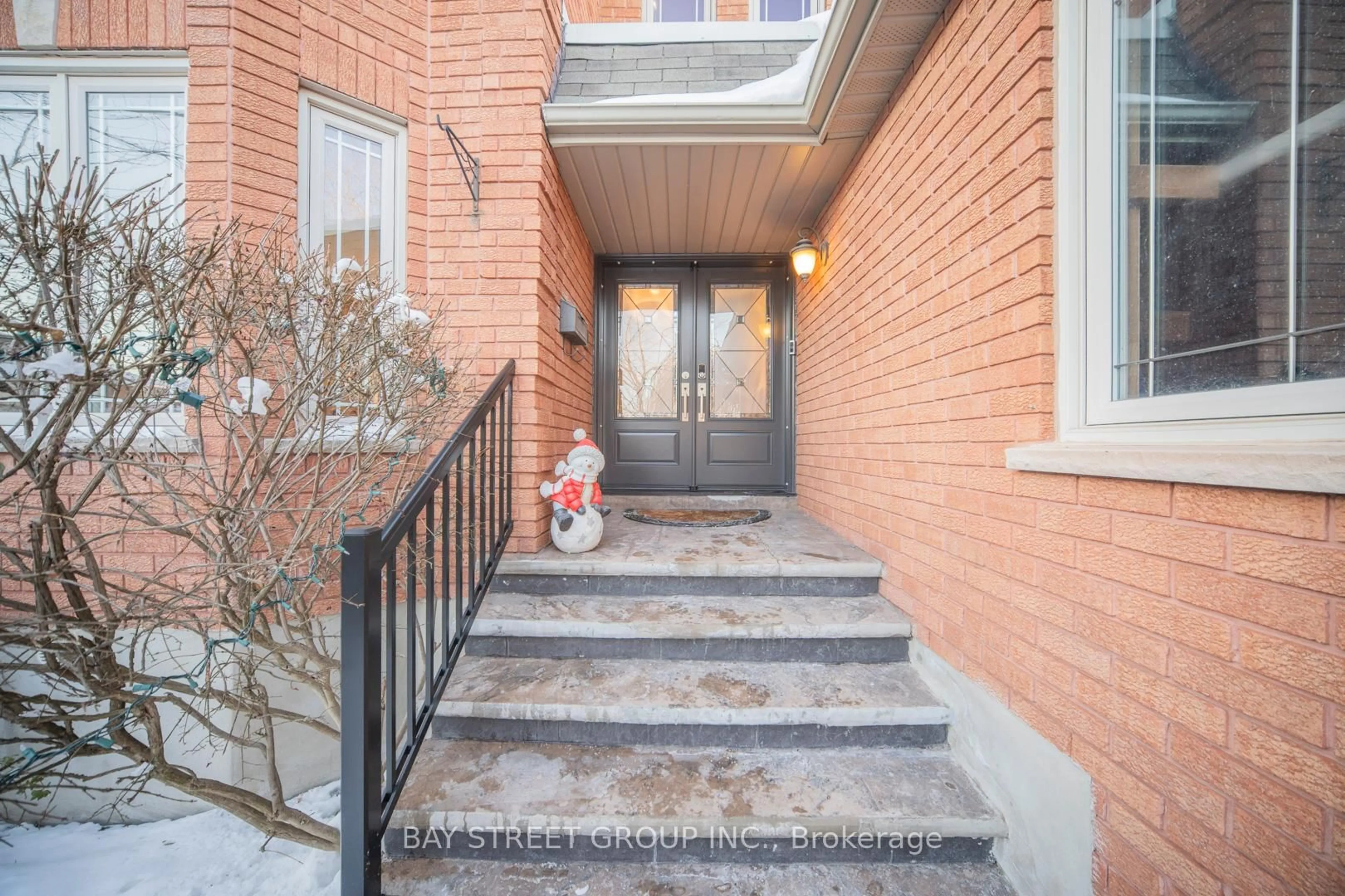 Indoor entryway for 2167 Castlefield Cres, Oakville Ontario L6H 5B9