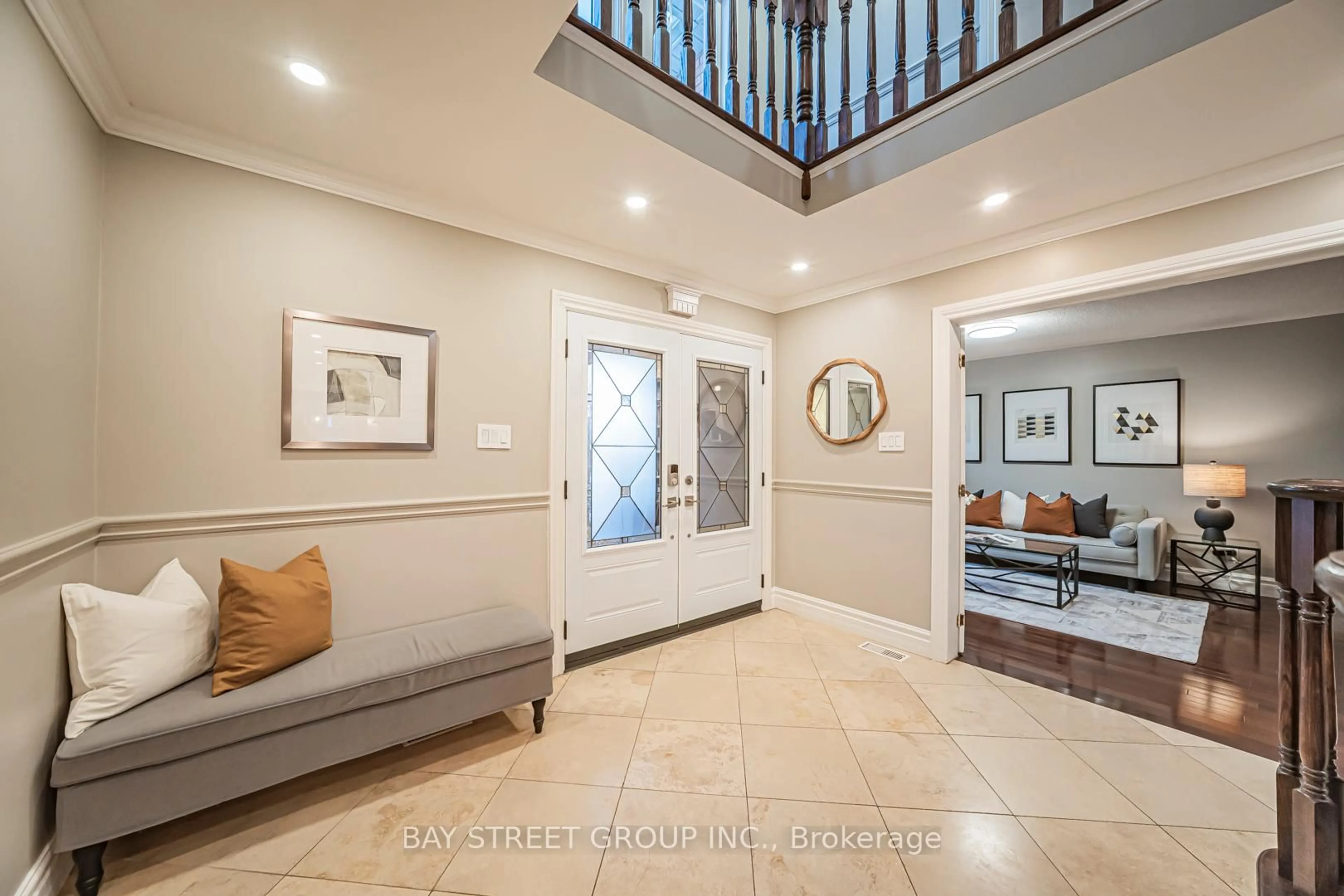 Indoor entryway for 2167 Castlefield Cres, Oakville Ontario L6H 5B9