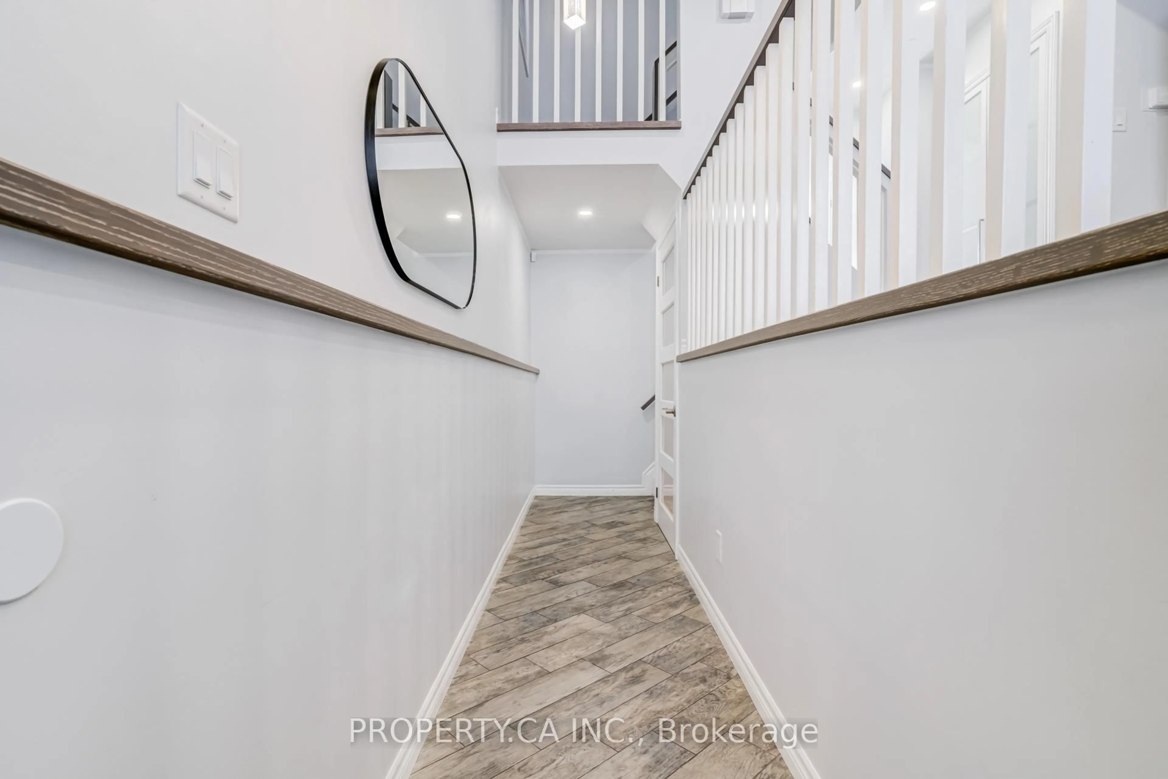 Indoor entryway for 1050 Bristol Rd #45, Mississauga Ontario L5V 2E8