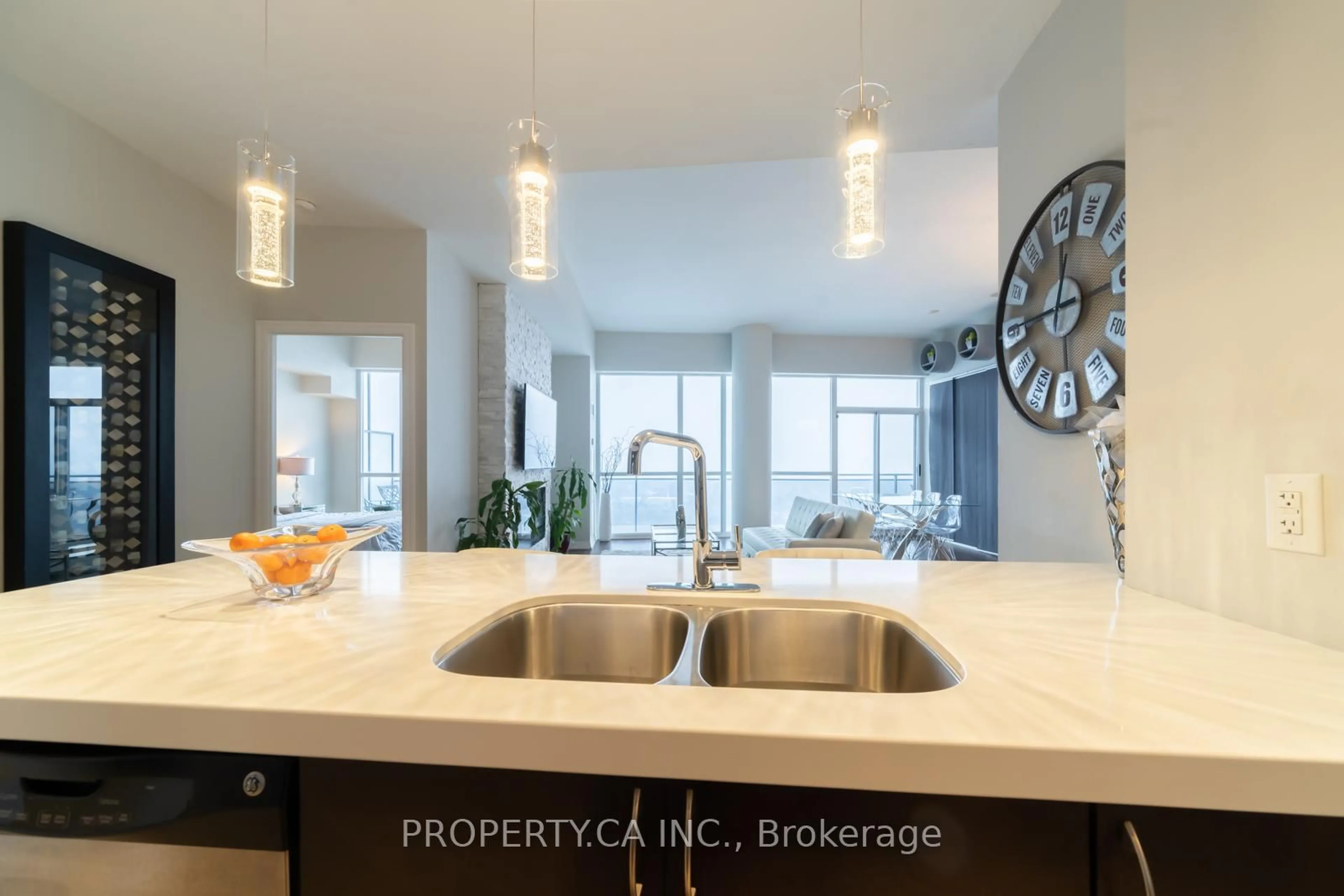 Open concept kitchen, ceramic/tile floor for 223 Webb Dr #PH3504, Mississauga Ontario L5B 0E8
