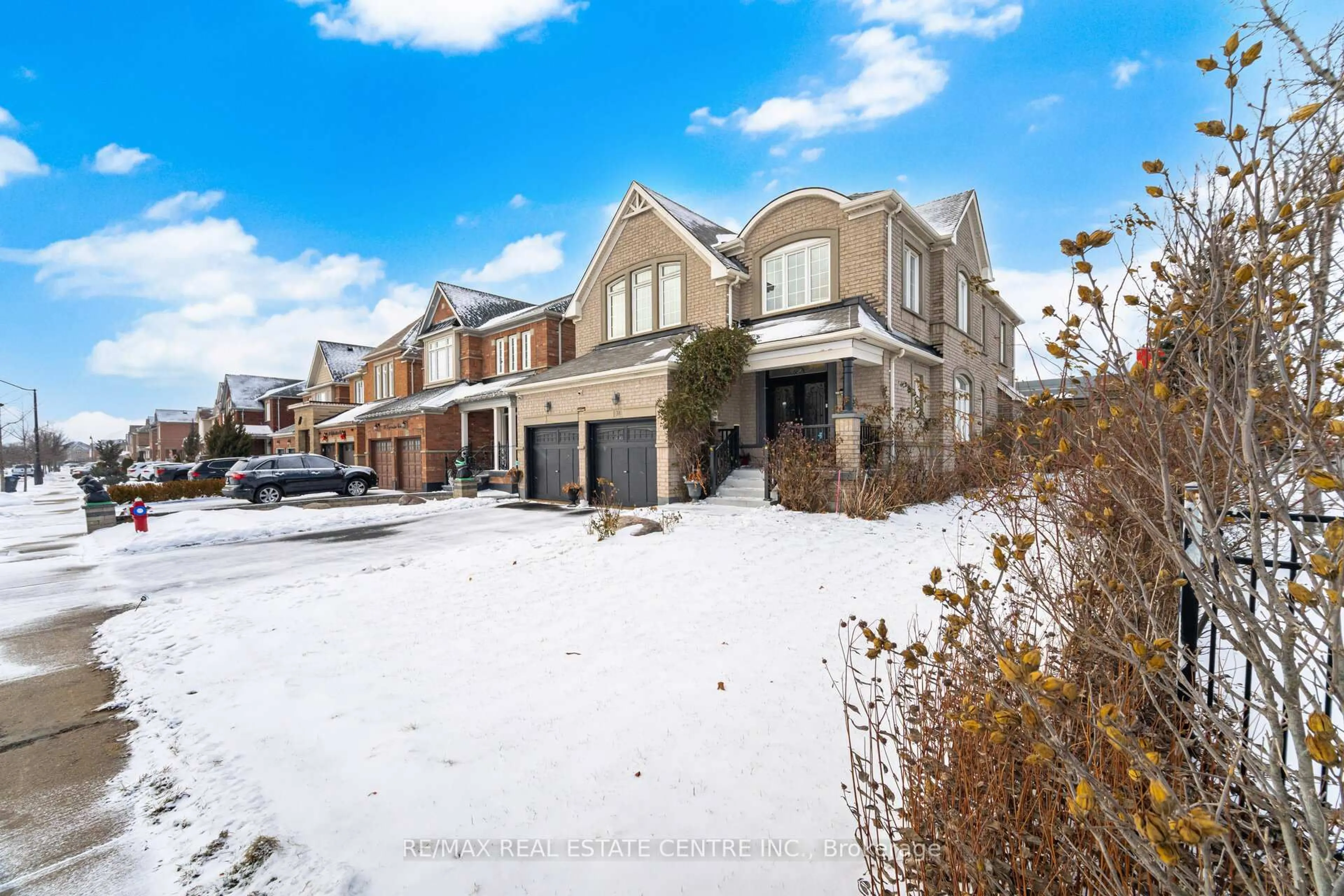 A pic from outside/outdoor area/front of a property/back of a property/a pic from drone, street for 38 Lightcatcher Circ, Brampton Ontario L6P 3P5