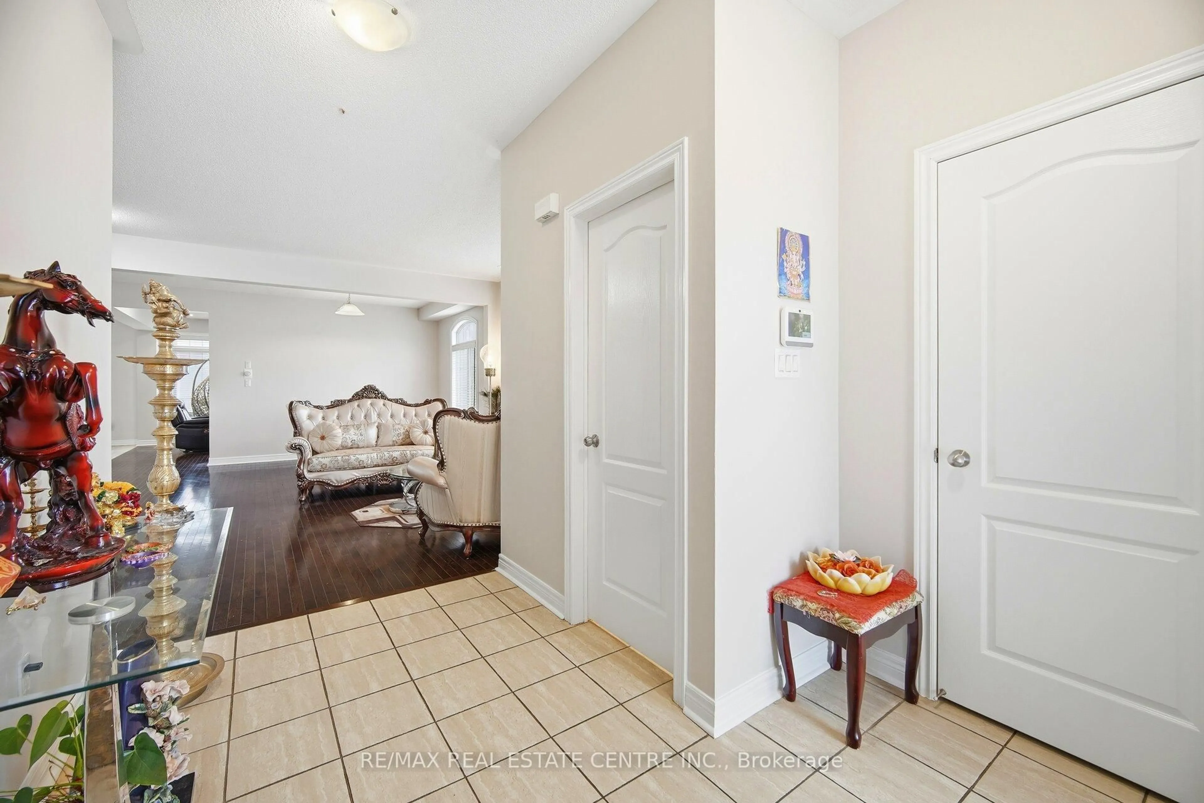 Indoor entryway for 38 Lightcatcher Circ, Brampton Ontario L6P 3P5