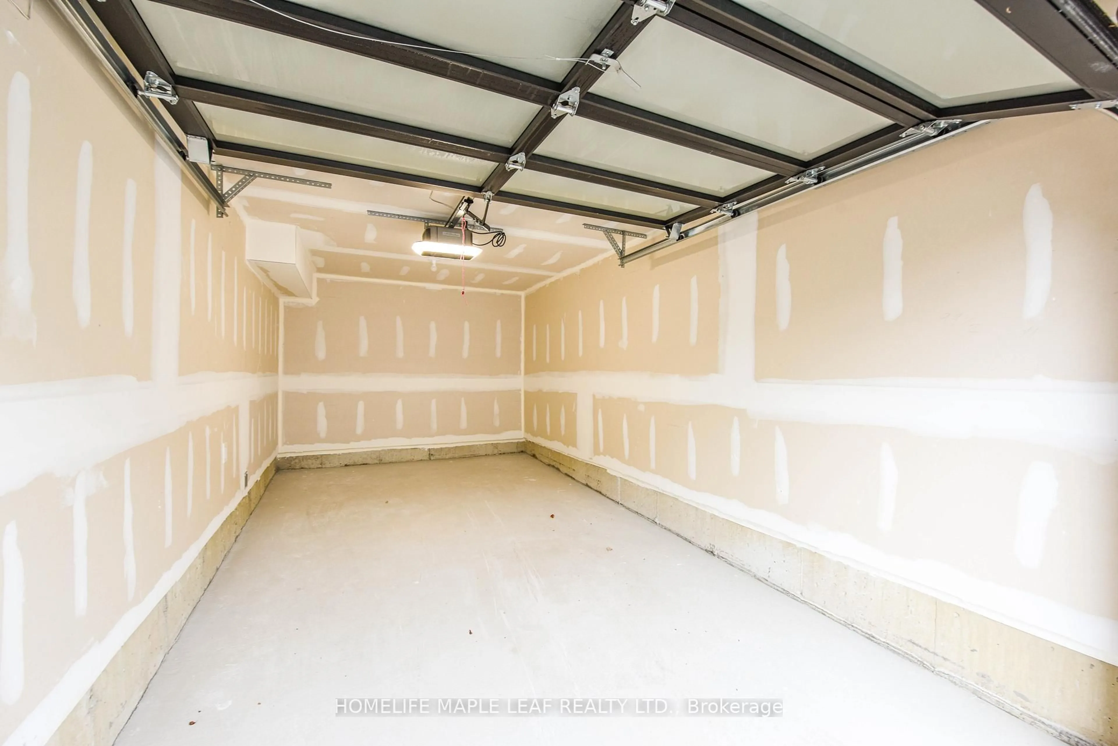 Indoor garage for 30 Halliford Pl #206, Brampton Ontario L6P 4R1