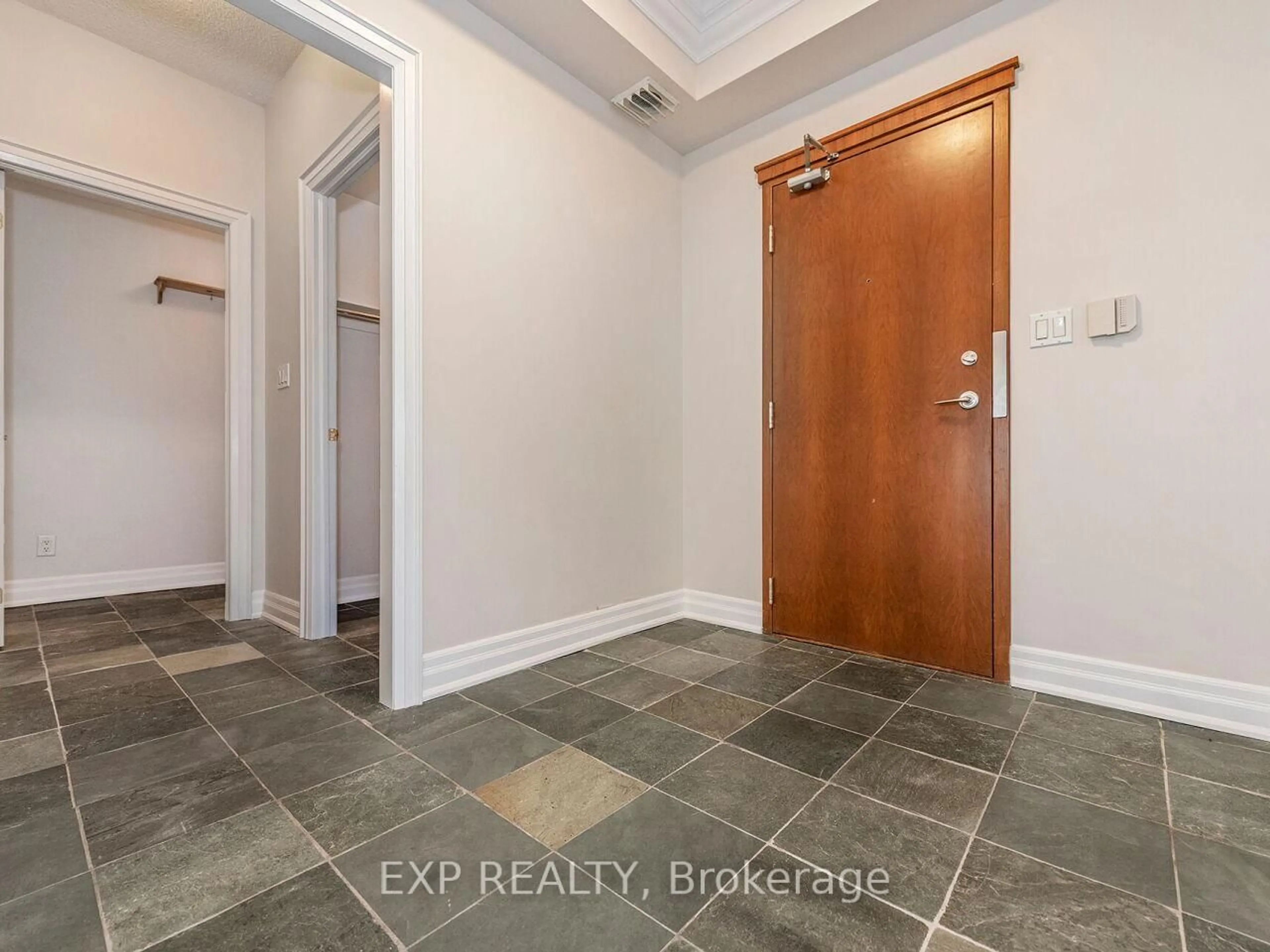 Indoor entryway for 65 Port St #406, Mississauga Ontario L5G 4V3