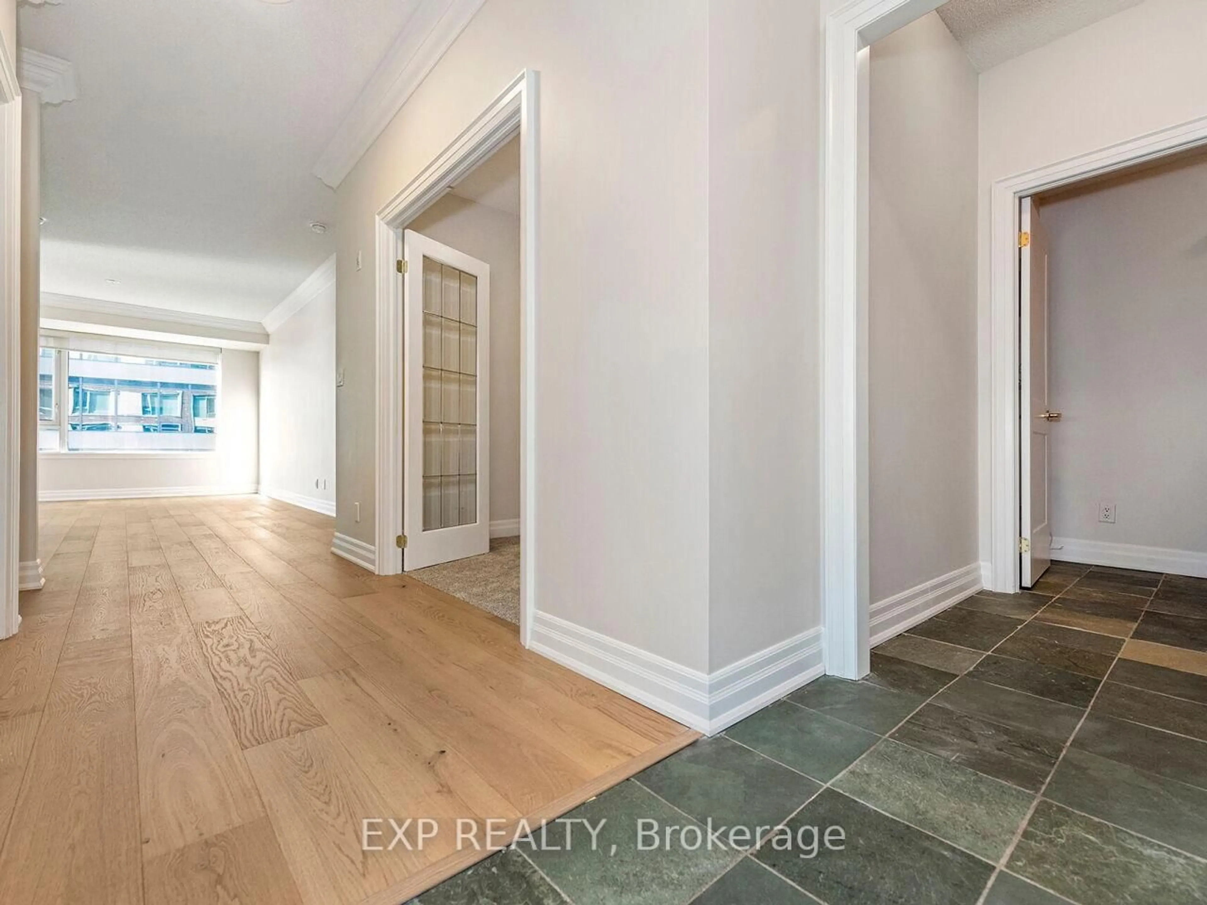 Indoor entryway for 65 Port St #406, Mississauga Ontario L5G 4V3