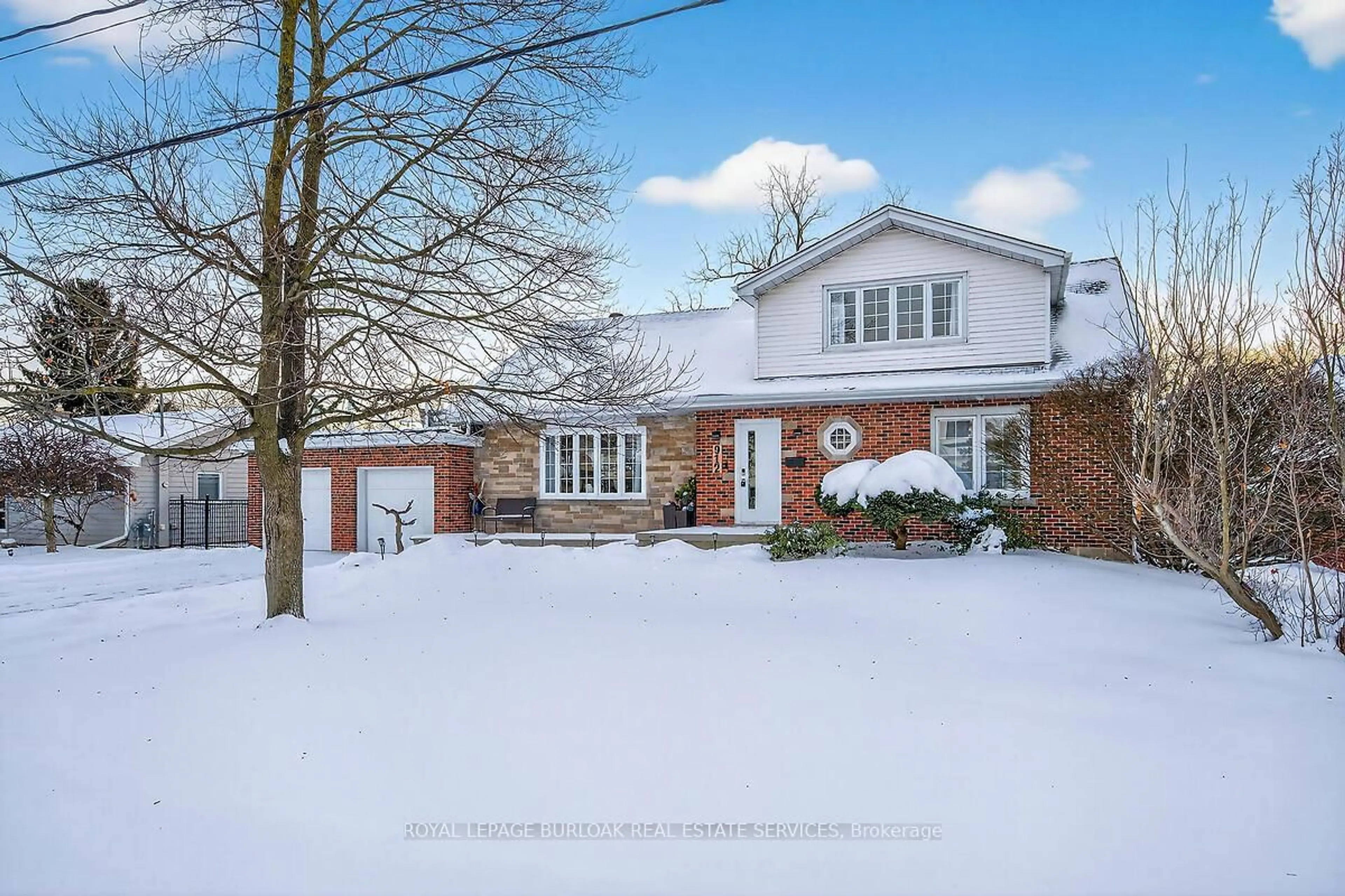 A pic from outside/outdoor area/front of a property/back of a property/a pic from drone, street for 912 Boothman Ave, Burlington Ontario L7T 1P4