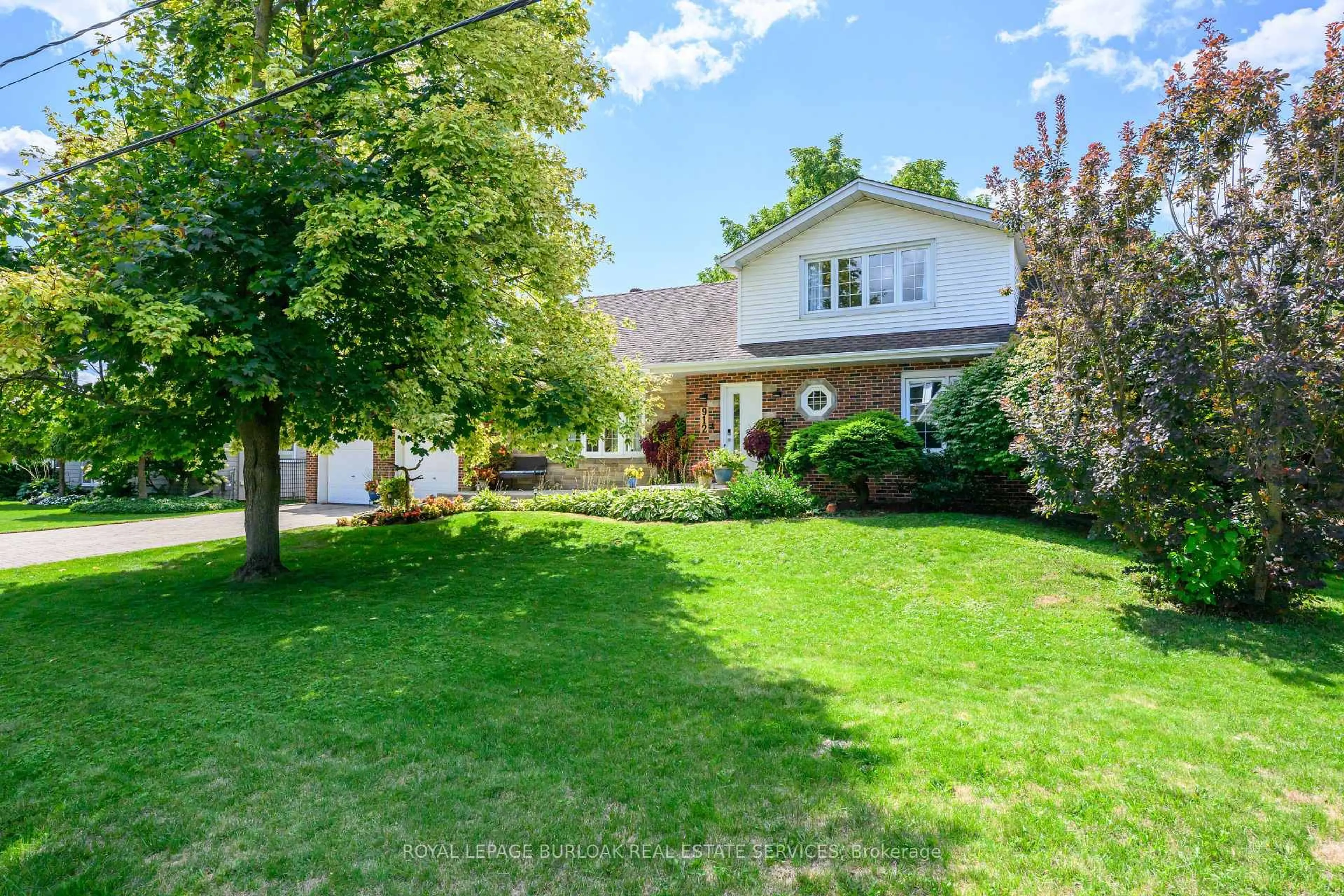 A pic from outside/outdoor area/front of a property/back of a property/a pic from drone, street for 912 Boothman Ave, Burlington Ontario L7T 1P4