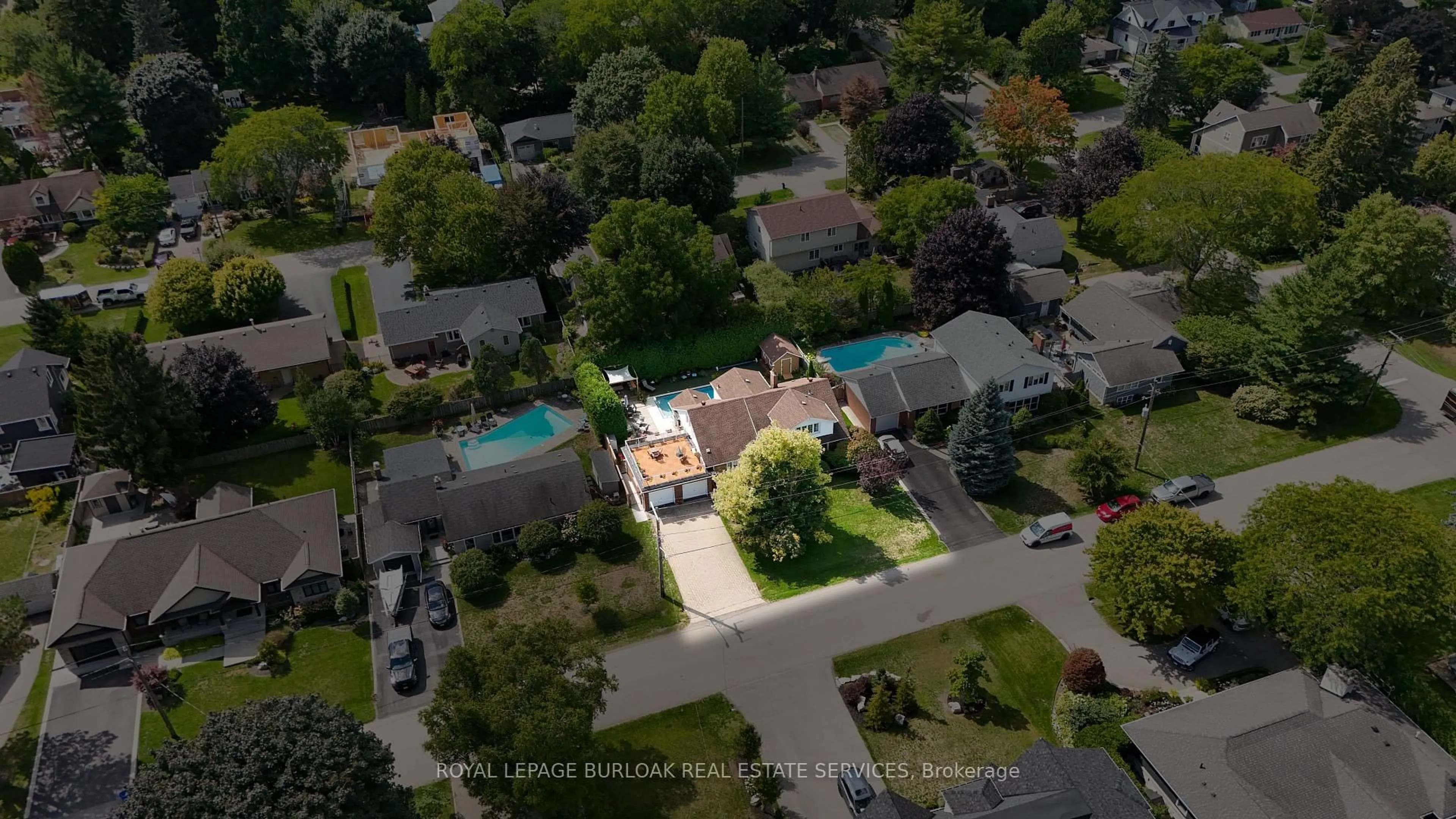 A pic from outside/outdoor area/front of a property/back of a property/a pic from drone, street for 912 Boothman Ave, Burlington Ontario L7T 1P4