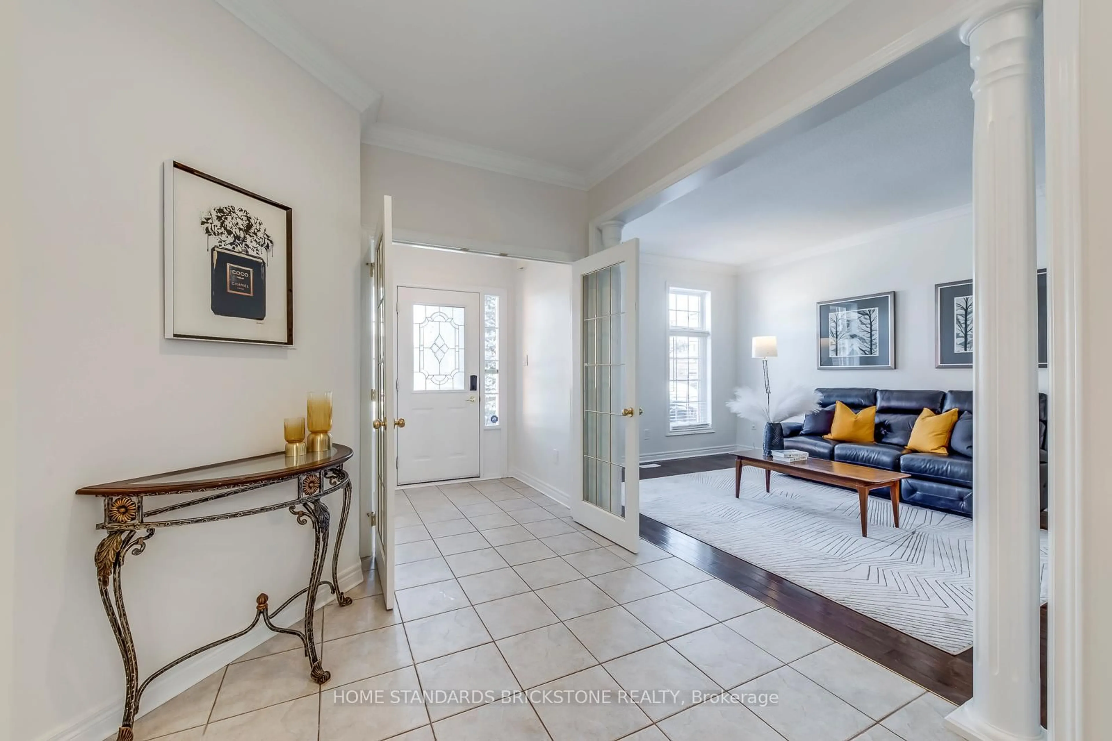 Indoor entryway for 2120 Dalecroft Cres, Burlington Ontario L7M 4B3