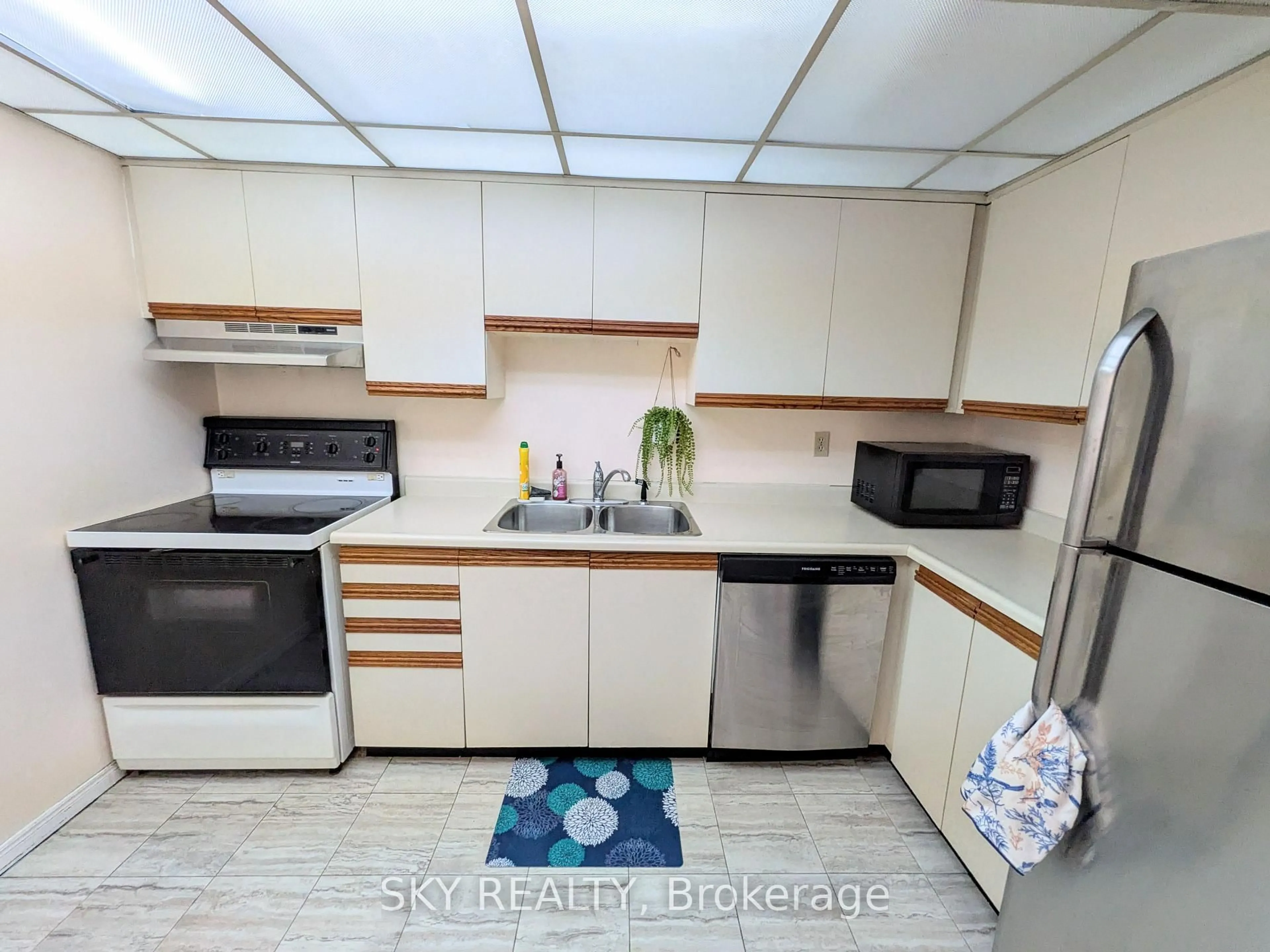 Standard kitchen, unknown for 25 Fairview Rd #405, Mississauga Ontario L5B 3Y8
