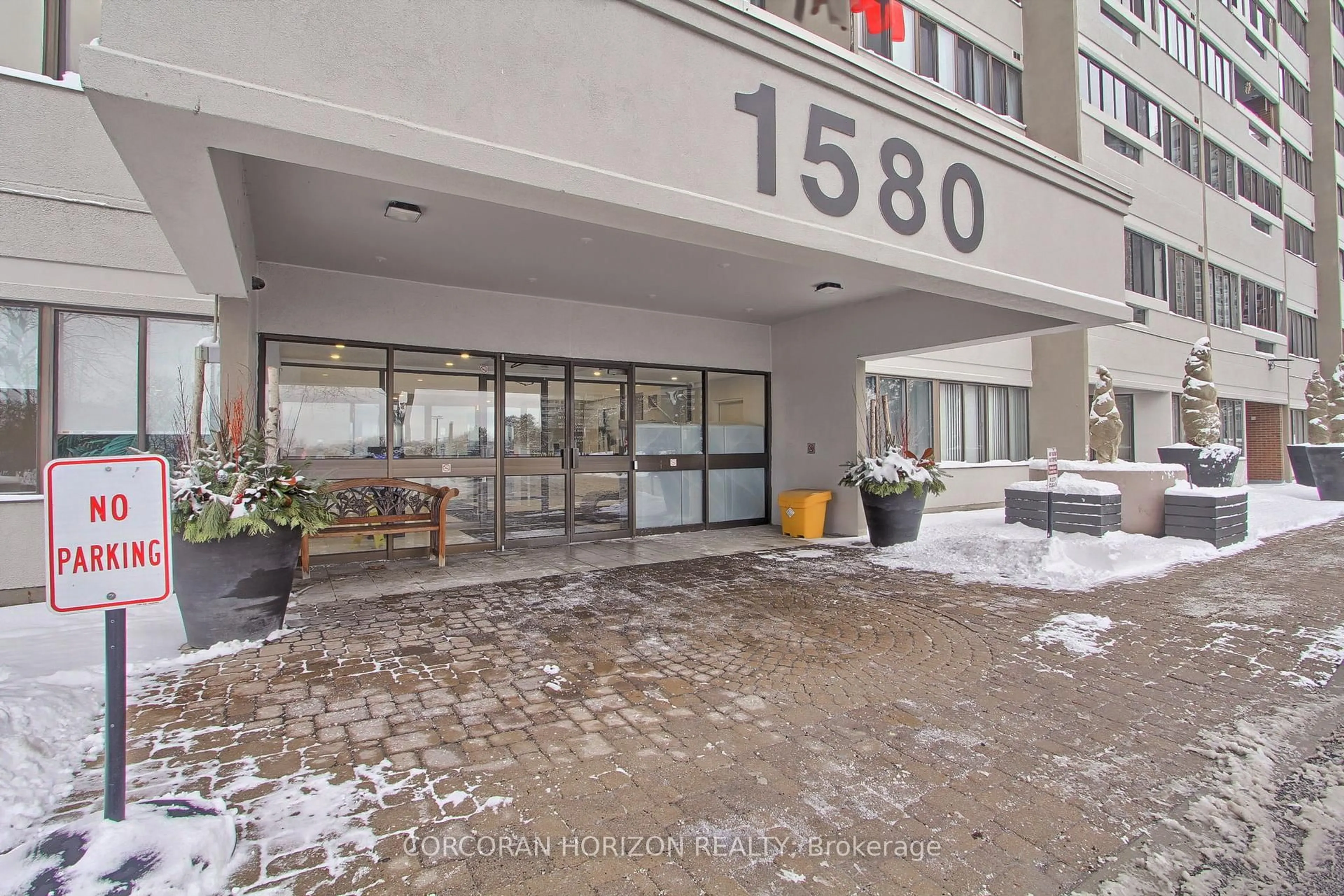Indoor foyer for 1580 Mississauga Valley Blvd #1909, Mississauga Ontario L5A 3T8