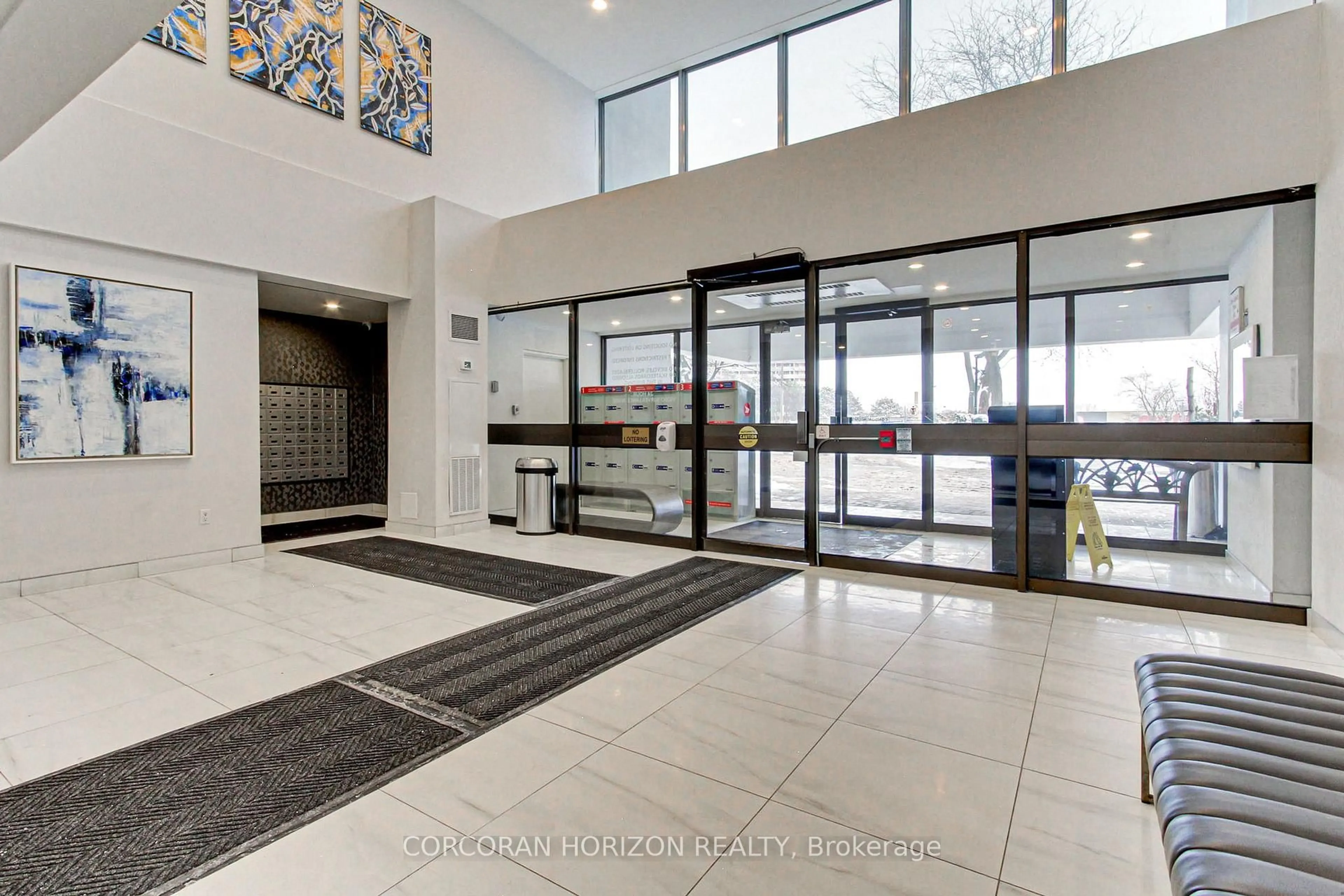Indoor foyer for 1580 Mississauga Valley Blvd #1909, Mississauga Ontario L5A 3T8