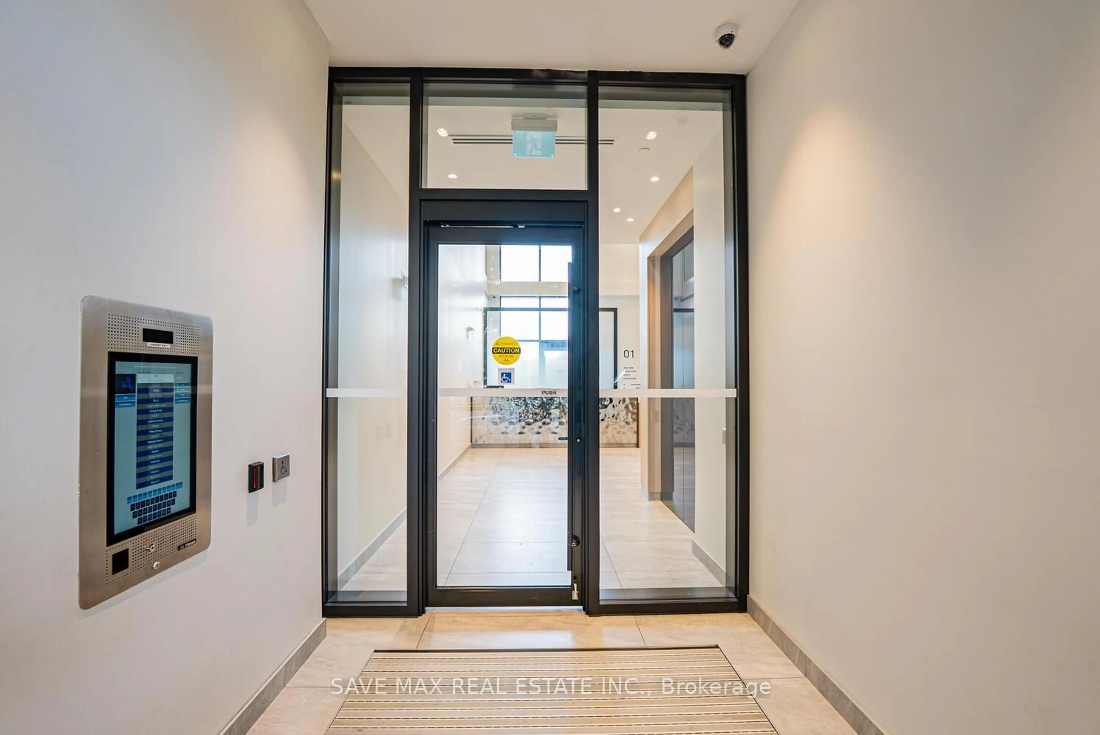 Indoor foyer for 86 Dundas St #916, Mississauga Ontario L5A 1W4