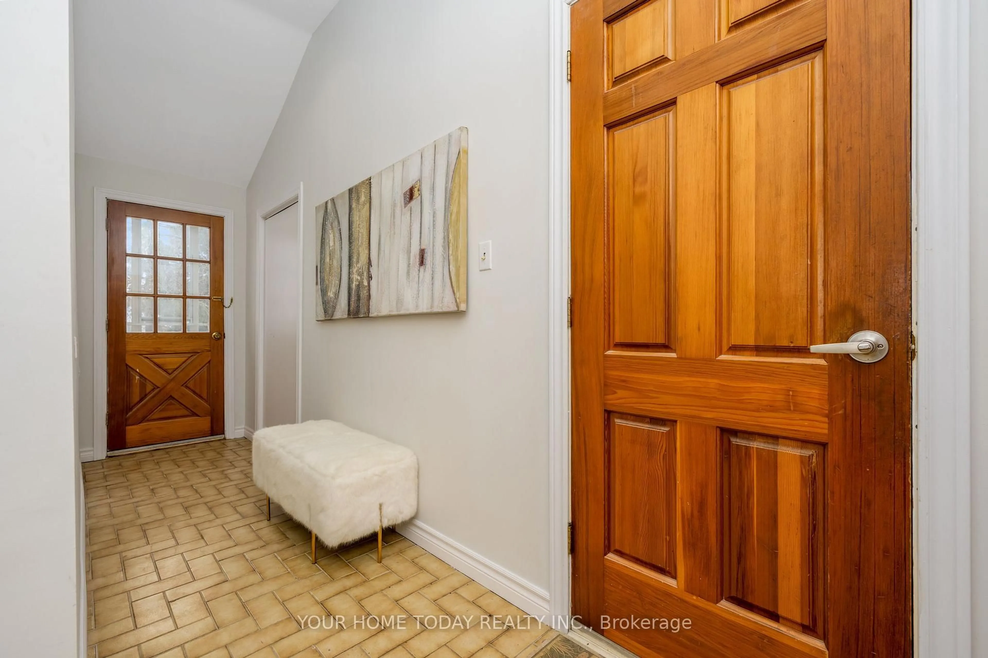 Indoor entryway for 26 Fagan Dr, Halton Hills Ontario L7G 4P3