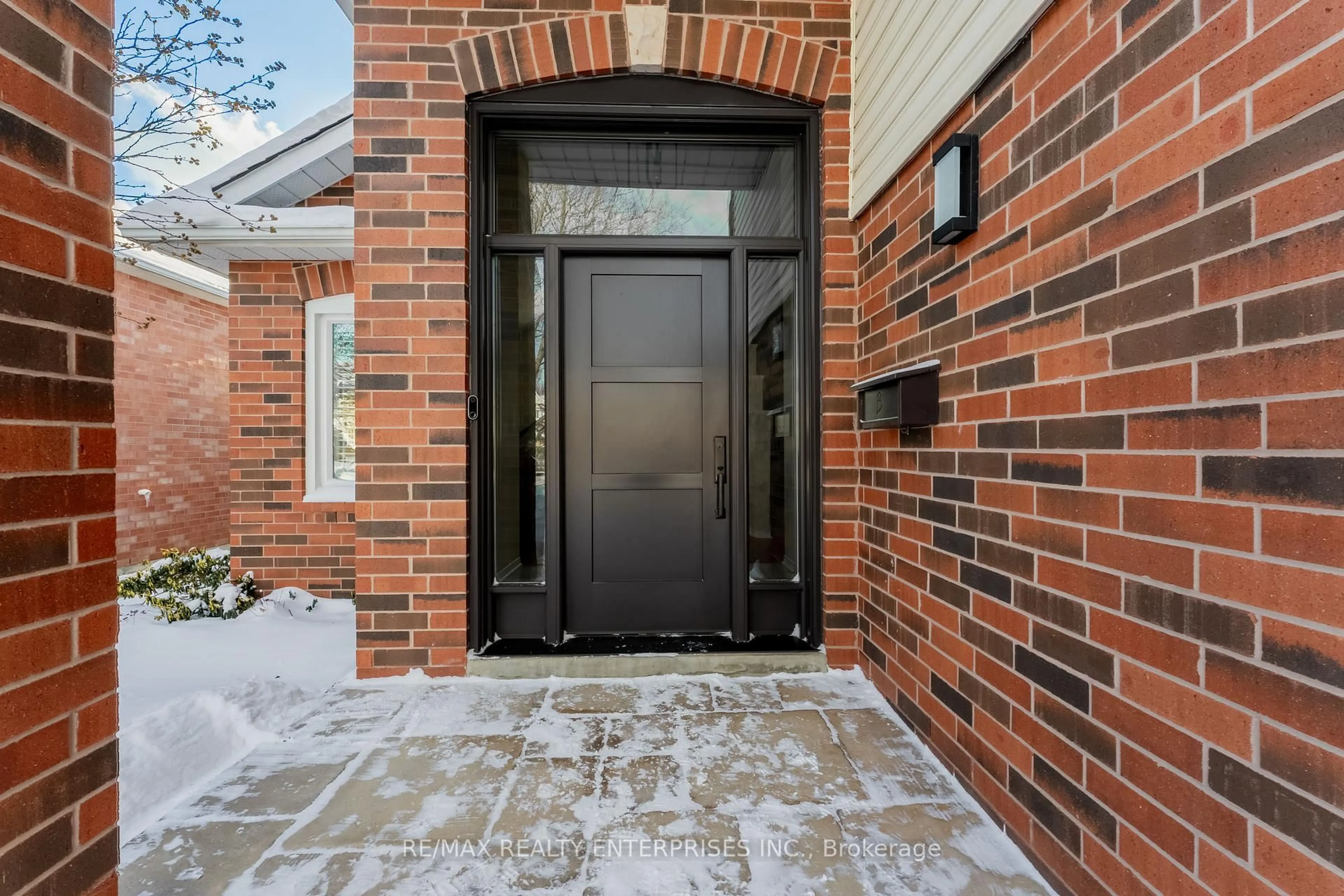 Indoor entryway for 39 Banting Rd, Halton Hills Ontario L7G 5N6