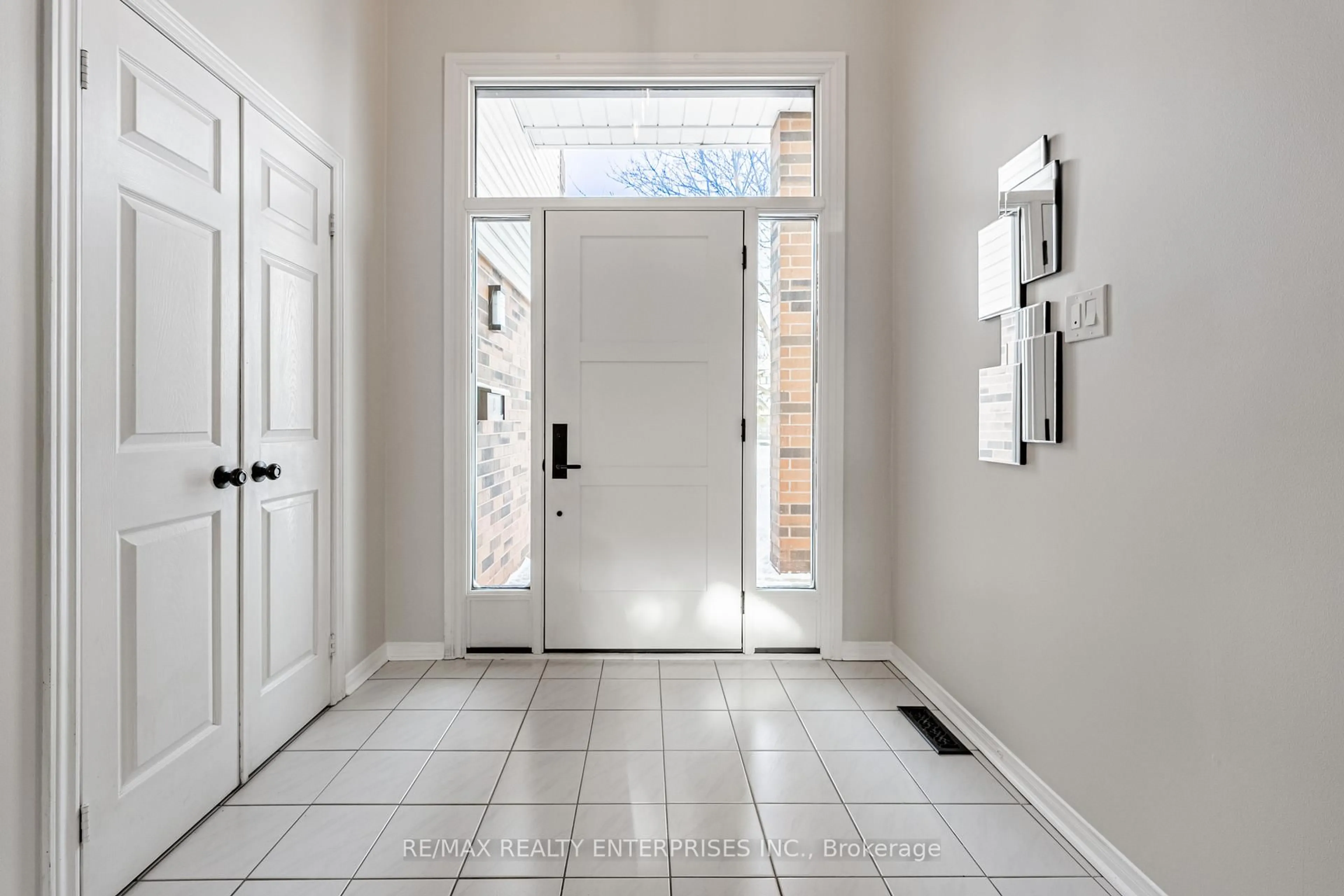 Indoor entryway for 39 Banting Rd, Halton Hills Ontario L7G 5N6