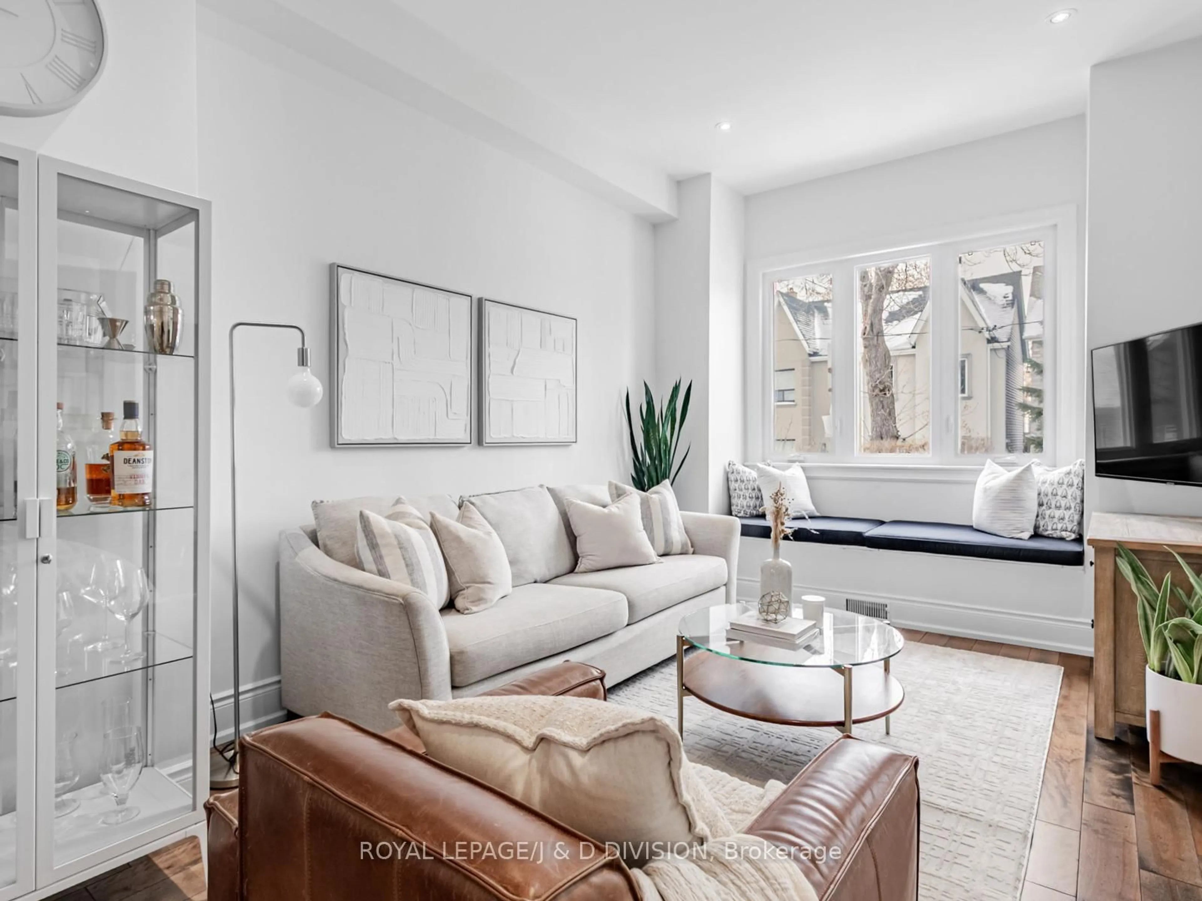 Living room with furniture, unknown for 329 Indian Road Cres, Toronto Ontario M6P 2G9