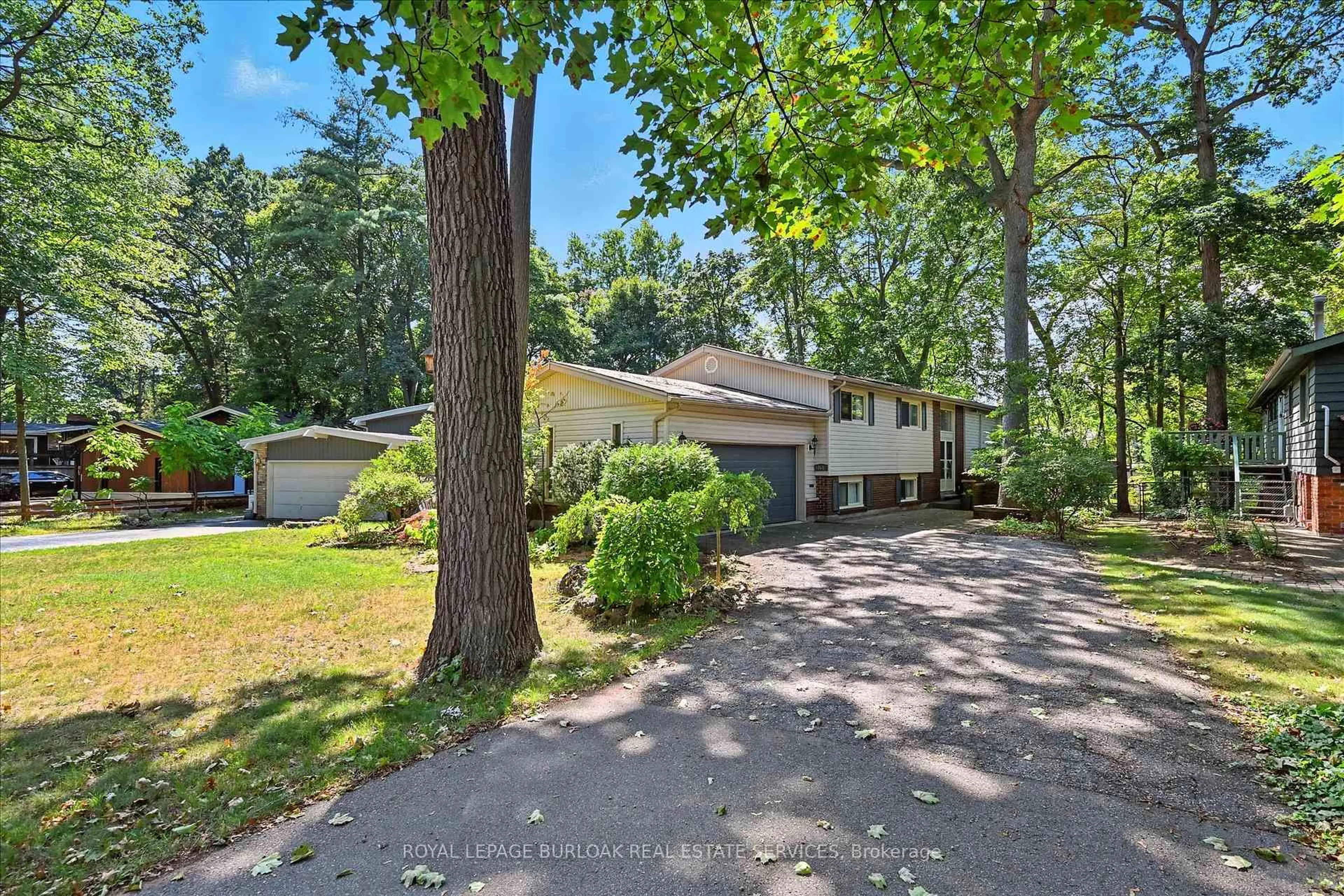 A pic from outside/outdoor area/front of a property/back of a property/a pic from drone, unknown for 768 King Rd, Burlington Ontario L7T 3K6