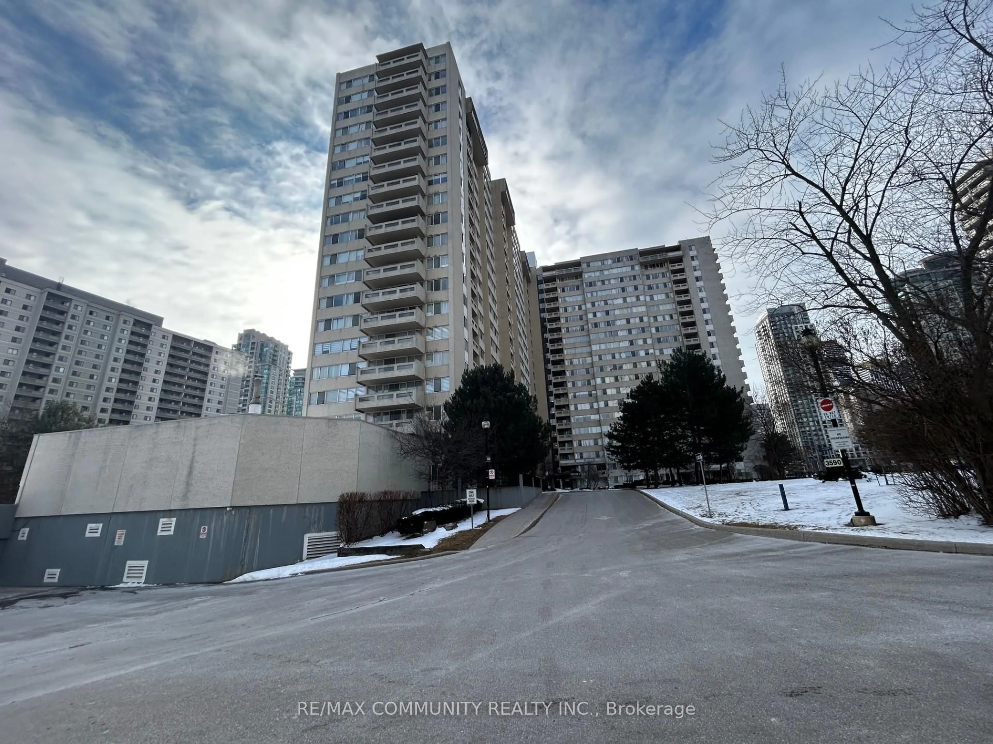 Unknown for 3590 Kaneff Cres #805, Mississauga Ontario L5A 3X3